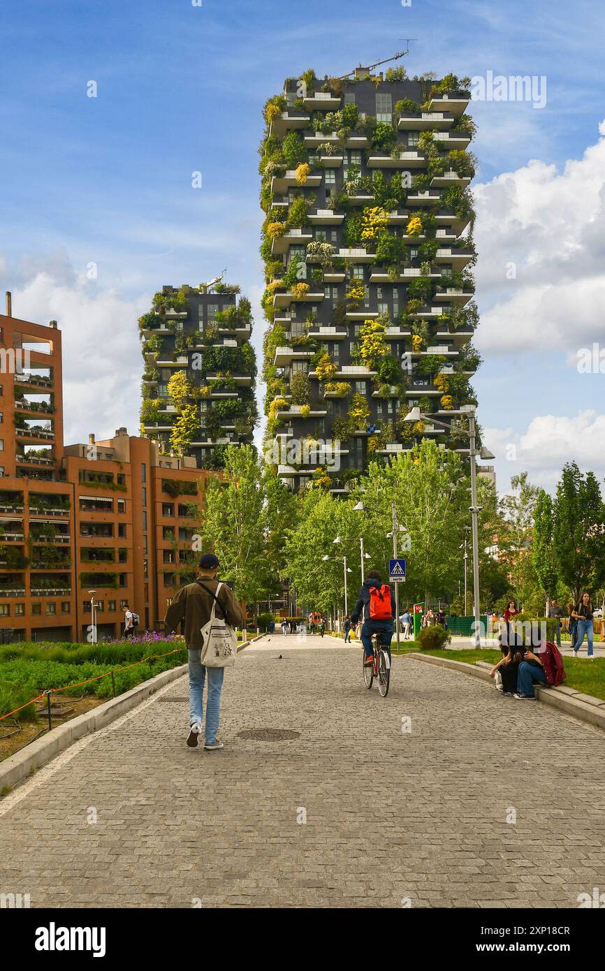 Passeggiata Luigi Veronelli Gehweg mit den Wolkenkratzern Bosco Verticale und dem öffentlichen Park Library of the Trees im Frühjahr, Mailand, Lombardei, Italien Stockfoto