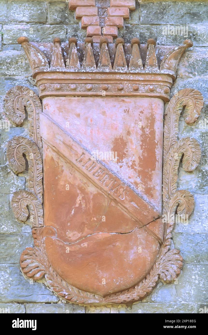 Schloss von Sammezzano, Toskana, Italien. Renaissancevilla im Stil der maurischen Neuzeit, Details, Terrakotta-Wappen. Stockfoto