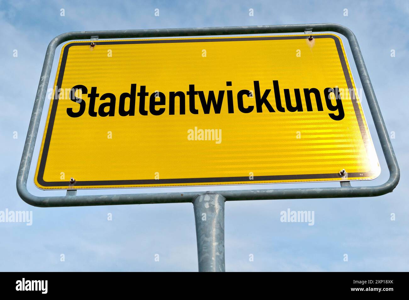 Stadtentwicklung Ortsschild 20200628ad811 Schild Kommune Stadt Städte Deutscher Städtetag Urbanisierung, Bauprojekte, Architektur, Stadtverwaltung, Verkehrsplanung, öffentlicher Raum, Wohnungsbau, Nachhaltigkeit, Stadtviertel, Stadtentwicklungskonzept, Flächennutzung, Erschließung, Bebauungsplan, Stadterneuerung, Umweltschutz, Verkehrsnetz, Stadtgestaltung, Denkmalschutz, Gewerbegebiete, Grünflächen, öffentliche Verkehrsmittel, Stadtstruktur, Stadtpolitik, Bauwirtschaft, Wirtschaftsentwicklung, Stadtgebiet, soziales Wohnen, Stadtumbau, Stadtsanierung, Innenstadt, Stadtrand, Gemeindeverwaltung, Stockfoto