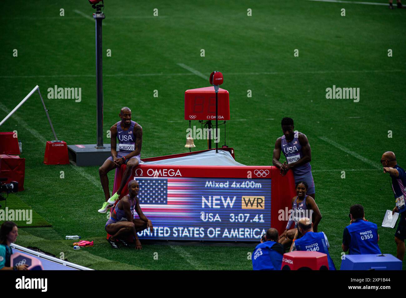 PARIS, FRANKREICH - 2. AUGUST 2024: DEADMON Bryce, WILSON Quincy, LITTLE Shamier, WHITTAKER Isabella, Weltrekord, Leichtathletik, Olympische Spiele 2024 Stockfoto