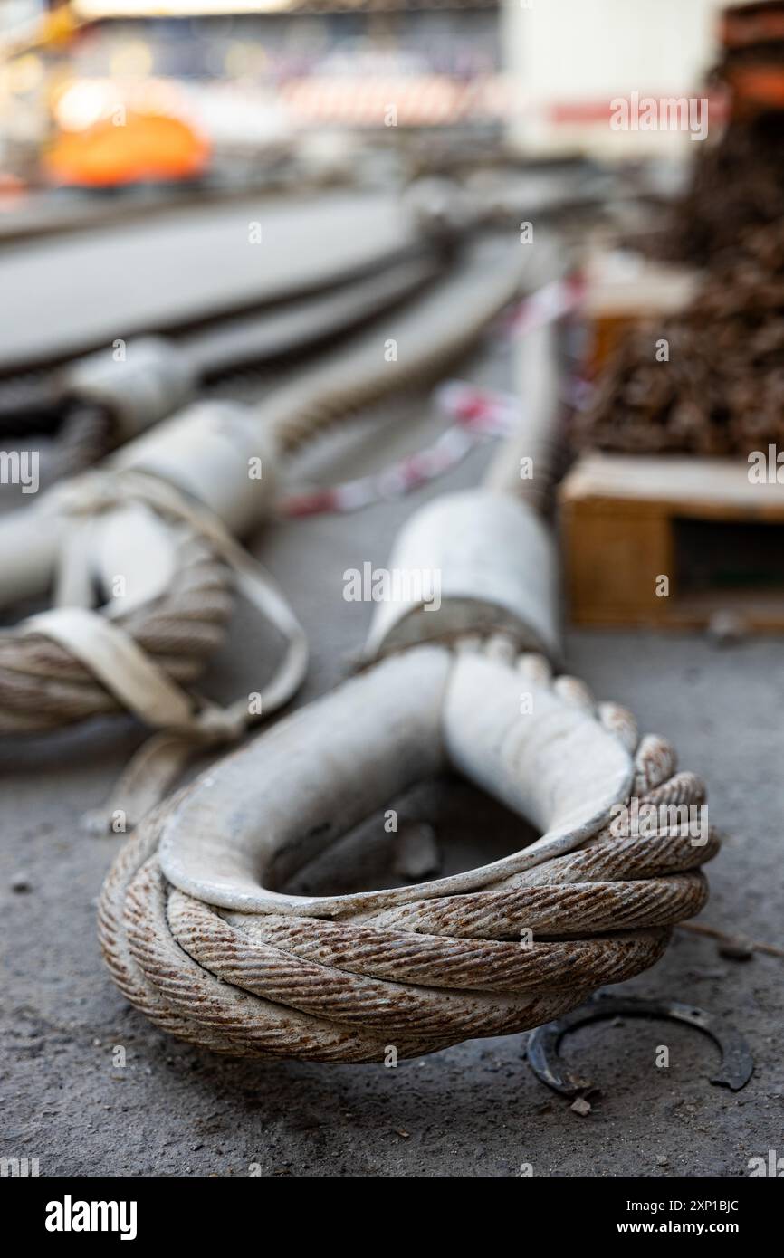 Stahlseil in robuster Ausführung auf der Baustelle. Hebegeschirr für Drahtseile Stockfoto