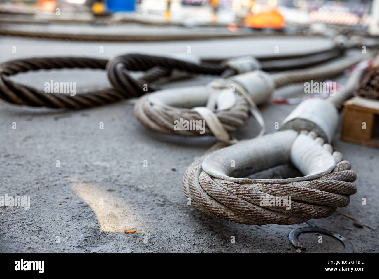 Stahlseil in robuster Ausführung auf der Baustelle. Hebegeschirr für Drahtseile Kranhebezüge werden beim Heben schwerer Geräte verwendet. Stockfoto