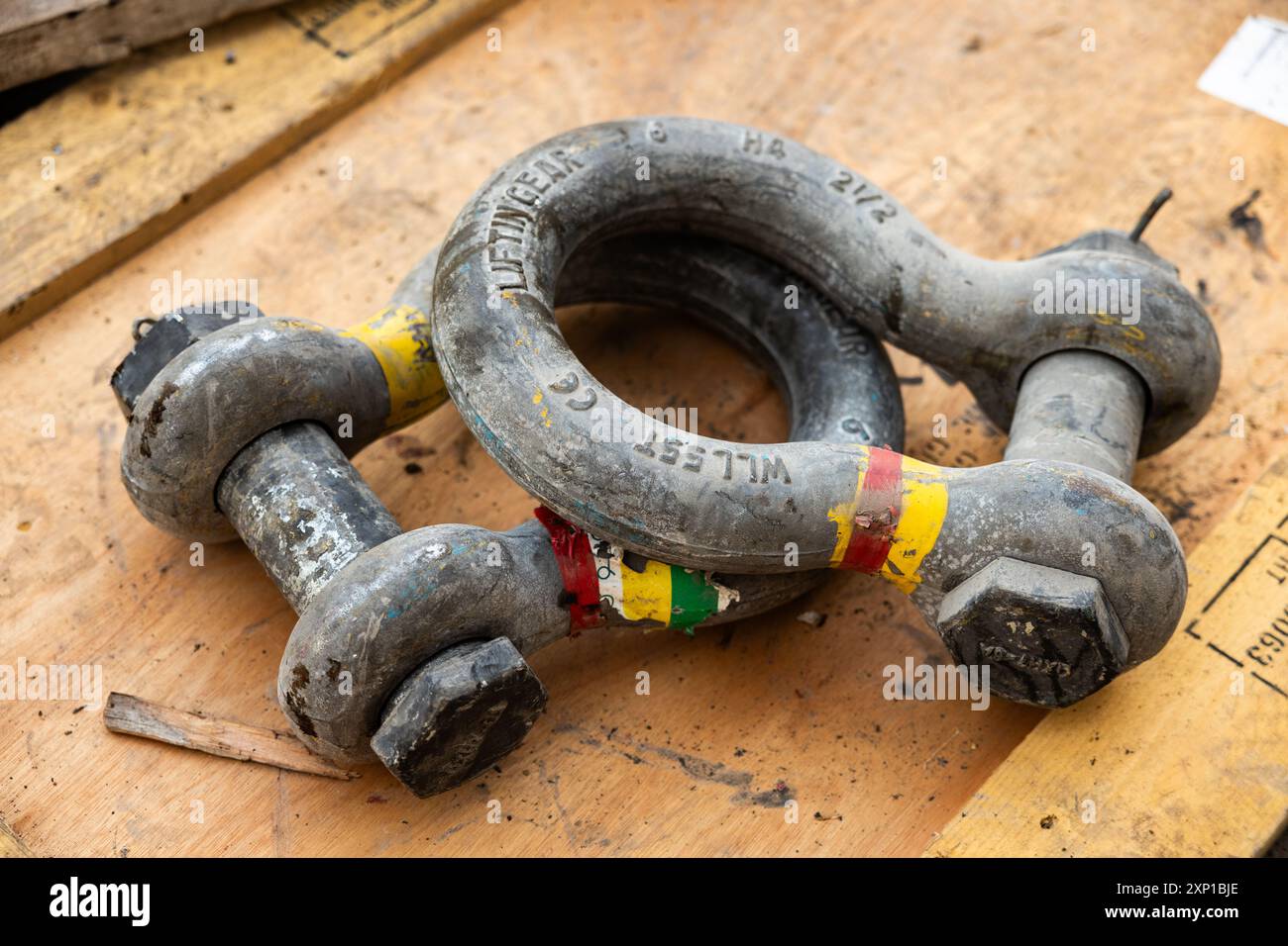 Schäkel zum Heben schwerer Geräte auf einer Baustelle. Stockfoto