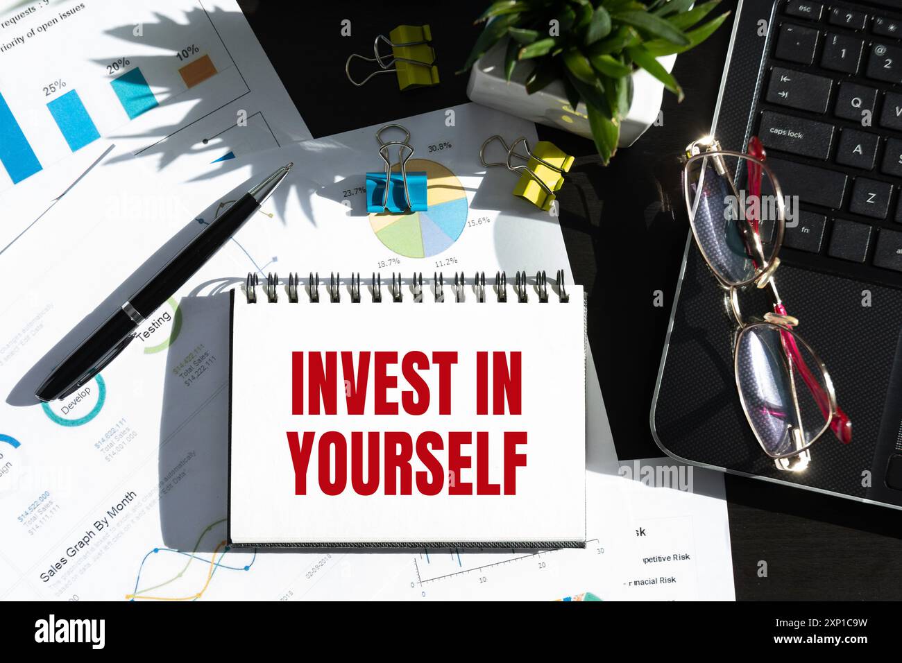Investieren Sie in sich selbst. Notizbuch mit Text. Konzept der Selbstverbesserung Stockfoto