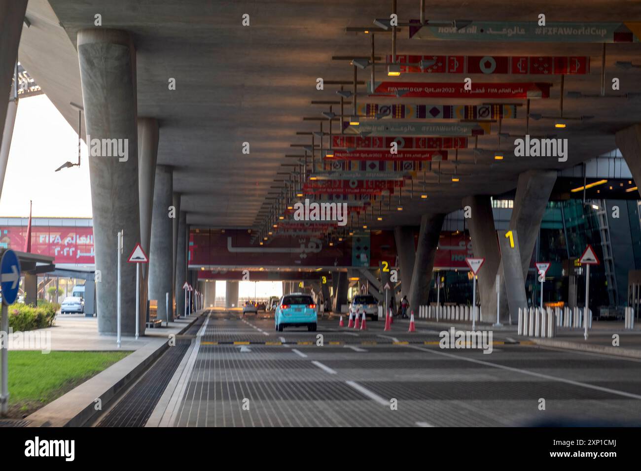 Außenansicht des Ankunftsteigs des internationalen Flughafens Hamad Stockfoto