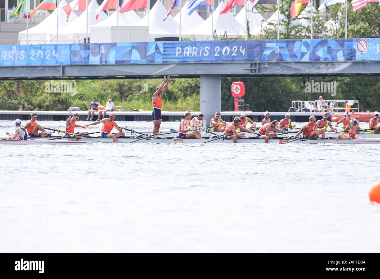 PARIS, FRANKREICH - 3. AUGUST: Ralf Rienks (Niederlande), Olav Molenaar (Niederlande), Sander de Graaf (Niederlande), Ruben Knab (Niederlande), Gertjan van Doorn (Niederlande), Jacob van de Kerkhof (Niederlande), Jan van der bij (Niederlande), Mick Makker aus den Niederlanden, Dieuwke Fetter aus den Niederlanden Sieger der Goldmedaille nach Teilnahme am 8. Rudertag 2024 im Nautikstadion Vaires-Sur-Marne am 3. August 2024 in Paris. (Foto: Joris Verwijst/BSR Agency) Stockfoto