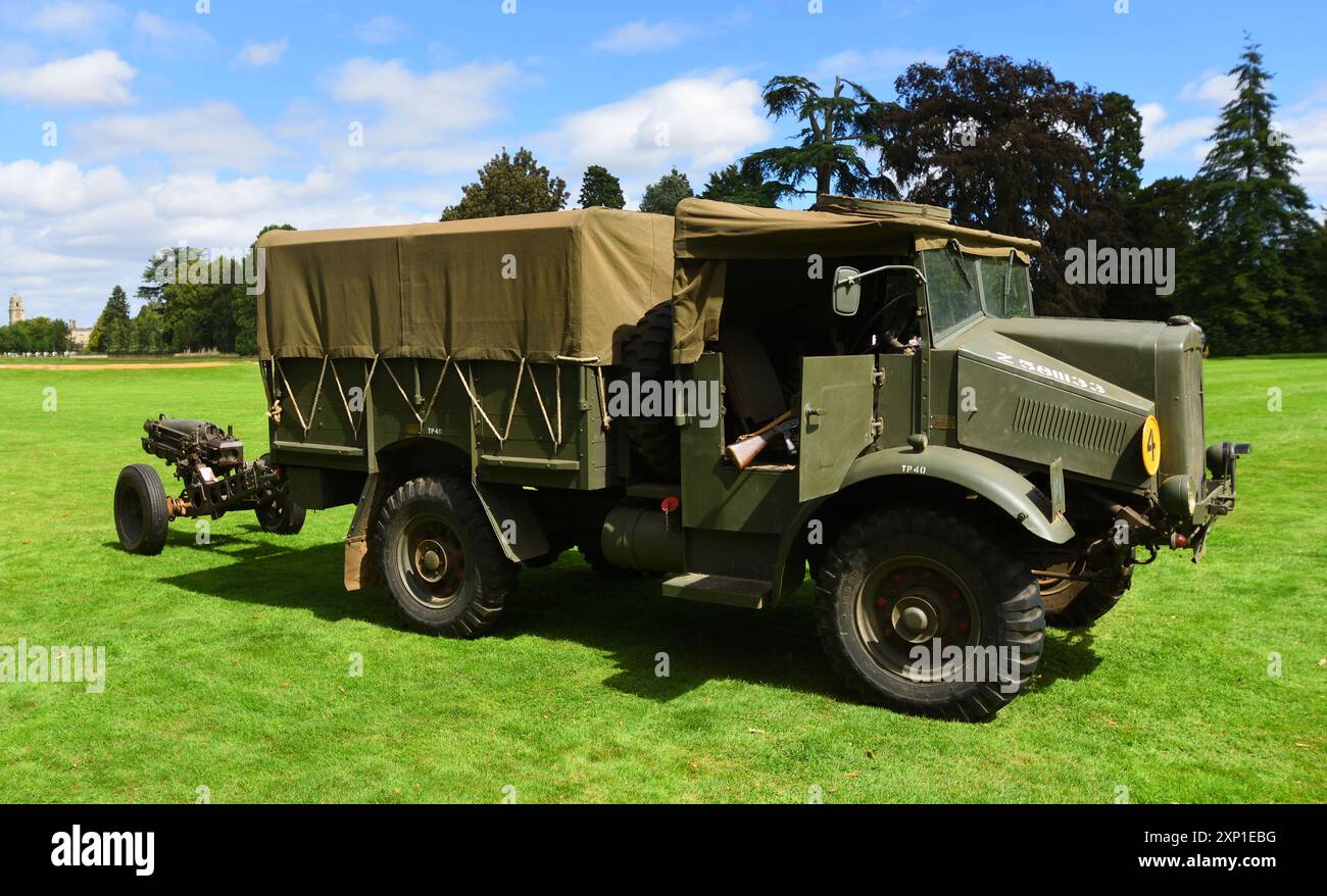 Der klassische 1944er Morris-kommerzielle Truck schleppt ein Feldgewehr aus dem Zweiten Weltkrieg Stockfoto