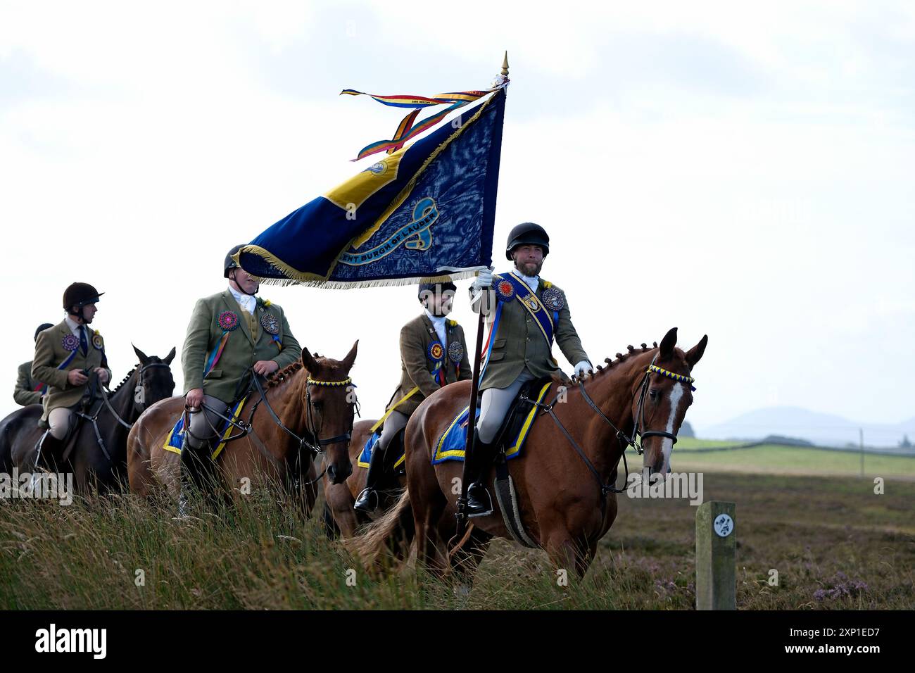 Lauder, Großbritannien. August 2024. Lauder Common Ridings ist einer der ursprünglichen Border Common Ridings, mit Anspielungen auf das Festival aus den 1600er Jahren, das Mitte der 1800er Jahre eingestellt wurde, bevor es 1911 wieder eingeführt wurde und jedes Jahr im Lauderdale-Kalender Platz einnahm. Ryan Murray Lauder Cornet Und Standardträger 2024 Jake Mirley (Cornet 2023) Rechtshänder Elliot Balson (Cornet 2022) Linkshänder ? (Quelle: Rob Gray/Alamy Live News Stockfoto