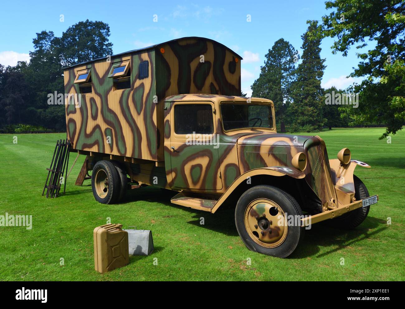 2. Weltkrieg Citroen Armee LKW vor Bäumen geparkt. Stockfoto