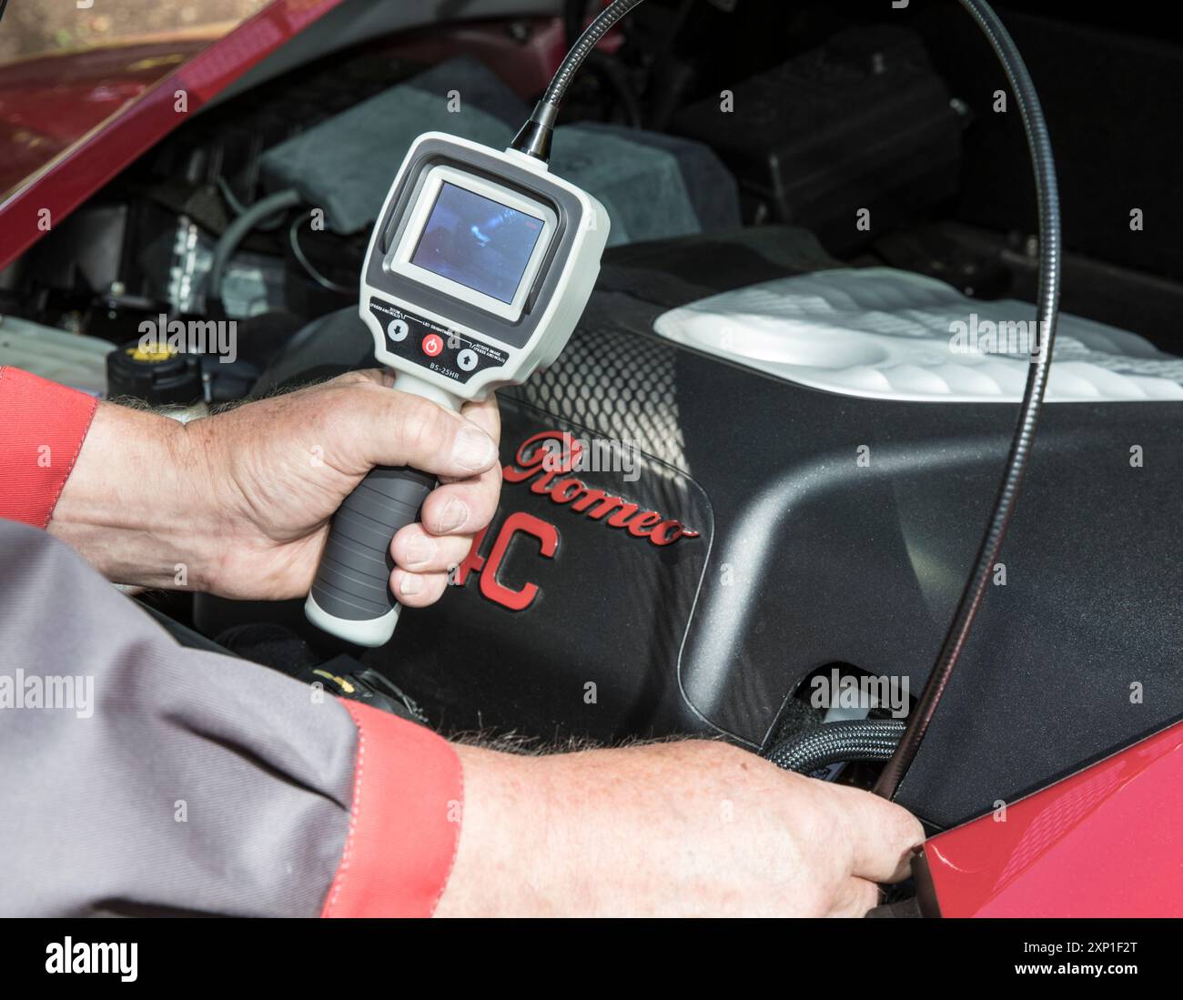Mekanisch mit einem digitalen Endoskop zur Prüfung eines Automotors Stockfoto