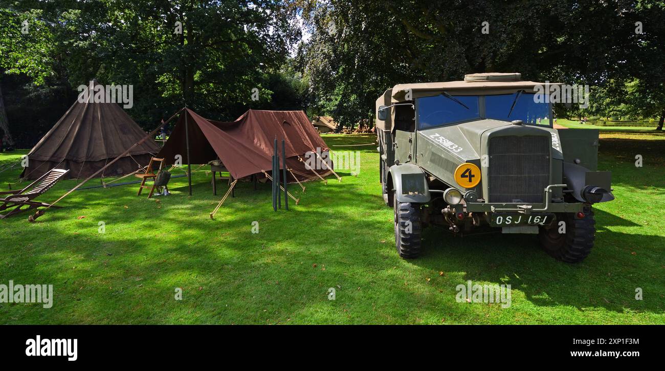 Ein klassischer Morris-Lkw aus dem Jahr 1944 und ein Zeltlager aus dem Zweiten Weltkrieg Stockfoto