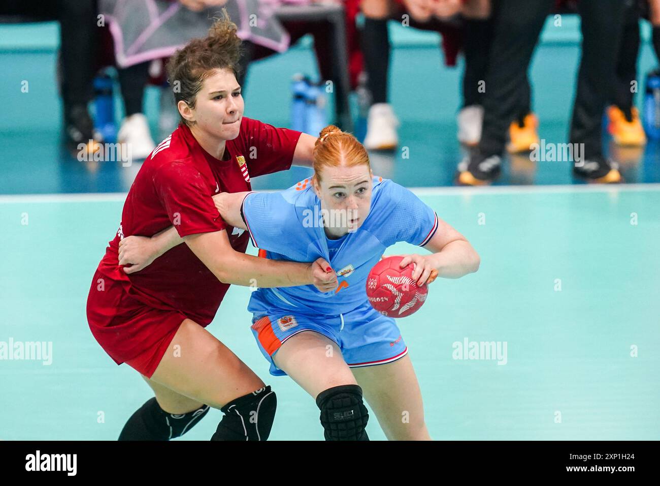 Paris, Frankreich. August 2024. PARIS, FRANKREICH - 3. AUGUST: Dione Housheer of the Netherlands wird von einem ungarischen Spieler während des Spiels Handball - Olympische Spiele Paris 2024 zwischen den Niederlanden und Ungarn am 8. Tag in der South Paris Arena am 3. August 2024 in Paris, Frankreich, angegriffen. (Foto von Henk Seppen/Orange Pictures) Credit: Orange Pics BV/Alamy Live News Stockfoto