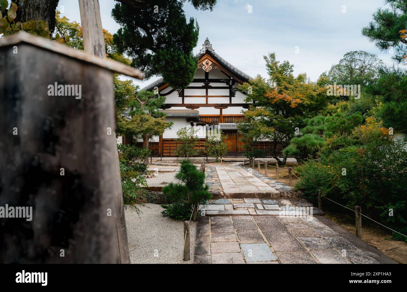 Traditionelle japanische Tempelarchitektur in Zen Gardne in Kyoto Stockfoto