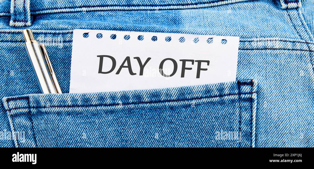 Business- und Day-Out-Konzept. Kopierbereich. Symbol für DEN FREIEN TAG auf einem Stück Papier, das aus einer Jeanstasche ragt Stockfoto