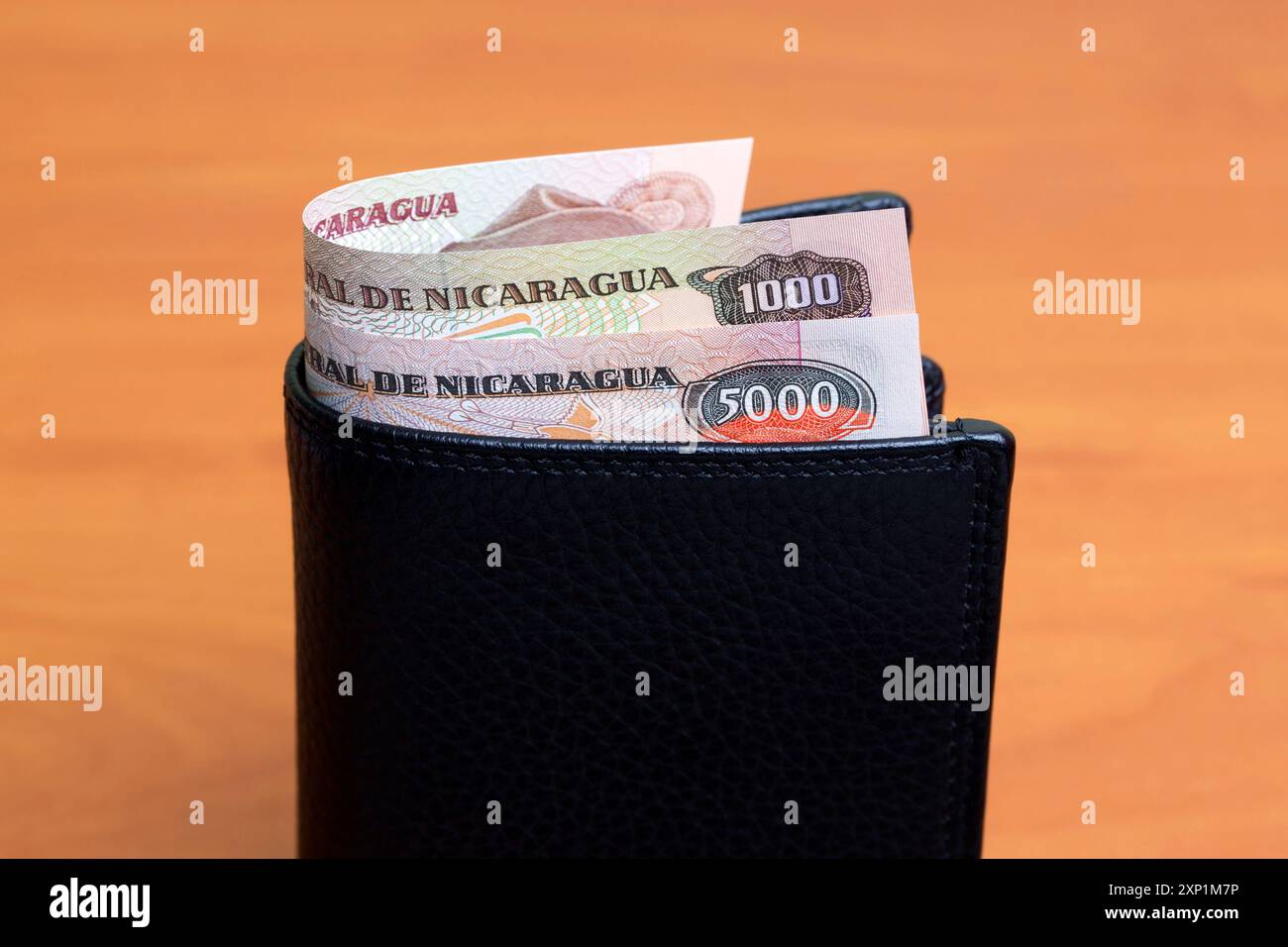 Altes nicaraguanisches Geld - cordoba in der schwarzen Brieftasche Stockfoto