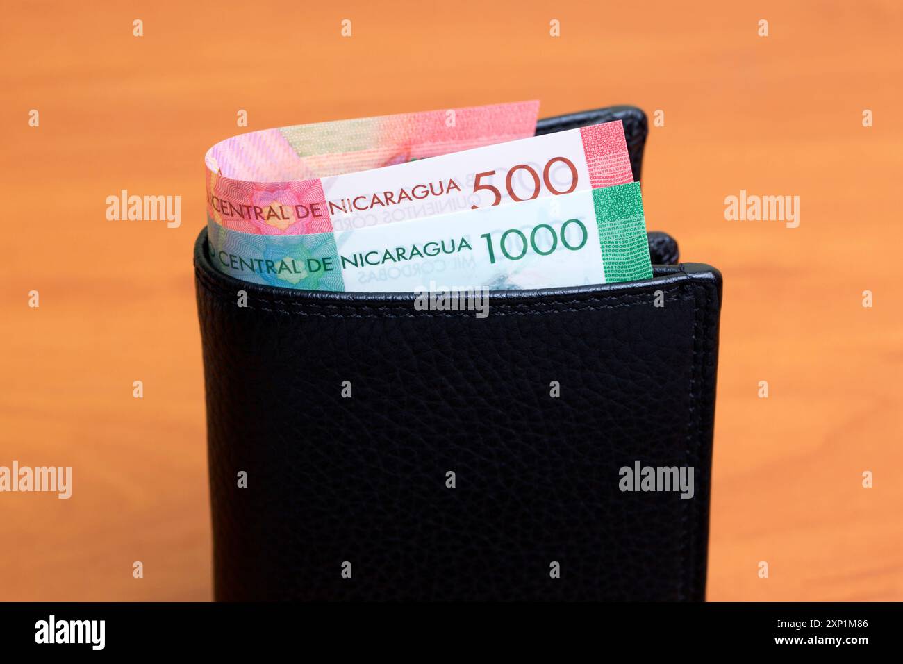 Nicaraguanisches Geld - cordoba in der schwarzen Brieftasche Stockfoto