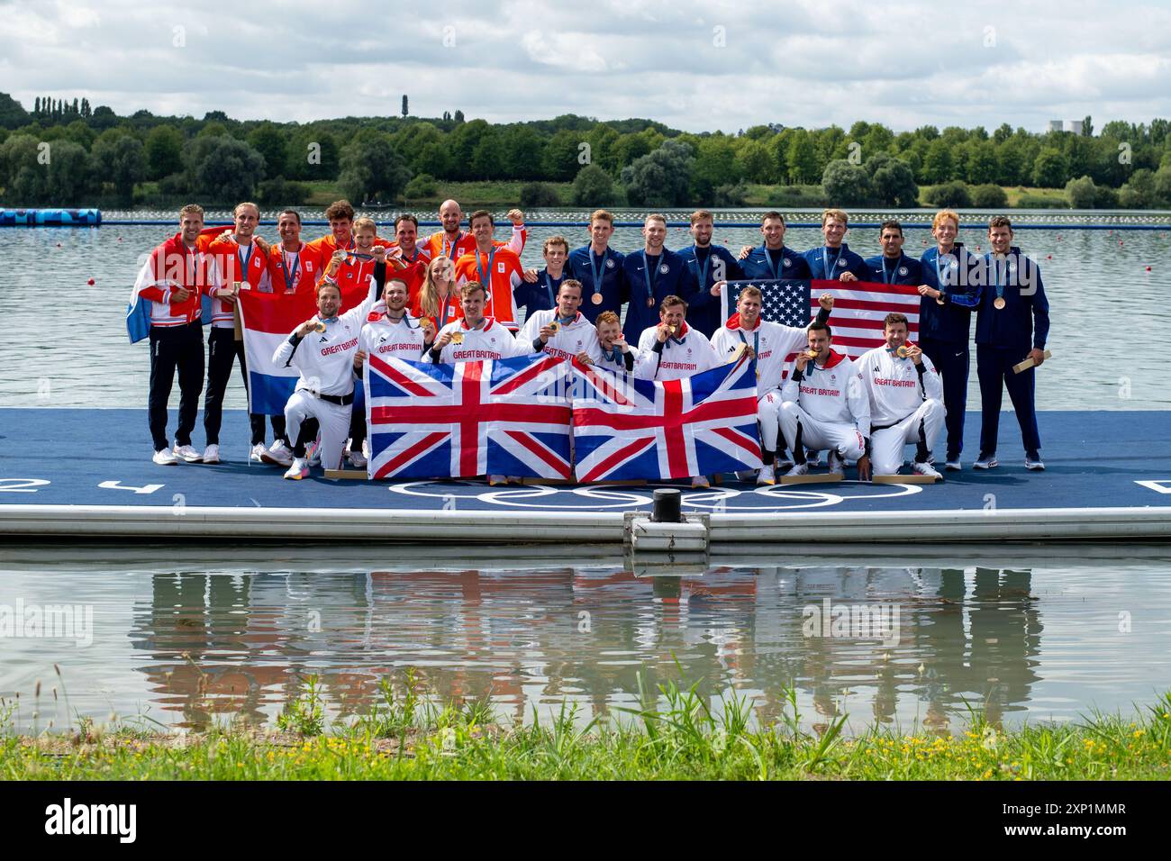 RIENKS Ralf, MOLENAAR Olav, de GRAAF Sander, KNAB Ruben, van DOORN Gert-Jan, van de KERKHOF Jacob, van der BIJ Jan, MAKKER Mick, FETTER Dieuwke (Niederlande), CARNEGIE Sholto, GIBBS Rory, BOLDING Morgan, DAWSON Jacob, ELWES Charles, DIGBY Tom, RUDKIN James, FORD Tom, BRIGHTMORE Harry (Großbritannien), HOLLINGSWORTH Henry, RUSHER Nick, TABASH Christian, DEAN Clark, CARLSON Chris, CHATAIN Peter, OLSON Evan, QUINTON Pieter, MILNE Rielly (USA) jubeln bei der Siegerehrung auf dem Podium, FRA, Olympische Spiele Paris 2024, Rudern, Herren Achter Finale, 03.08.2024 Foto: Eibner-Pressefoto/Michael Mem Stockfoto