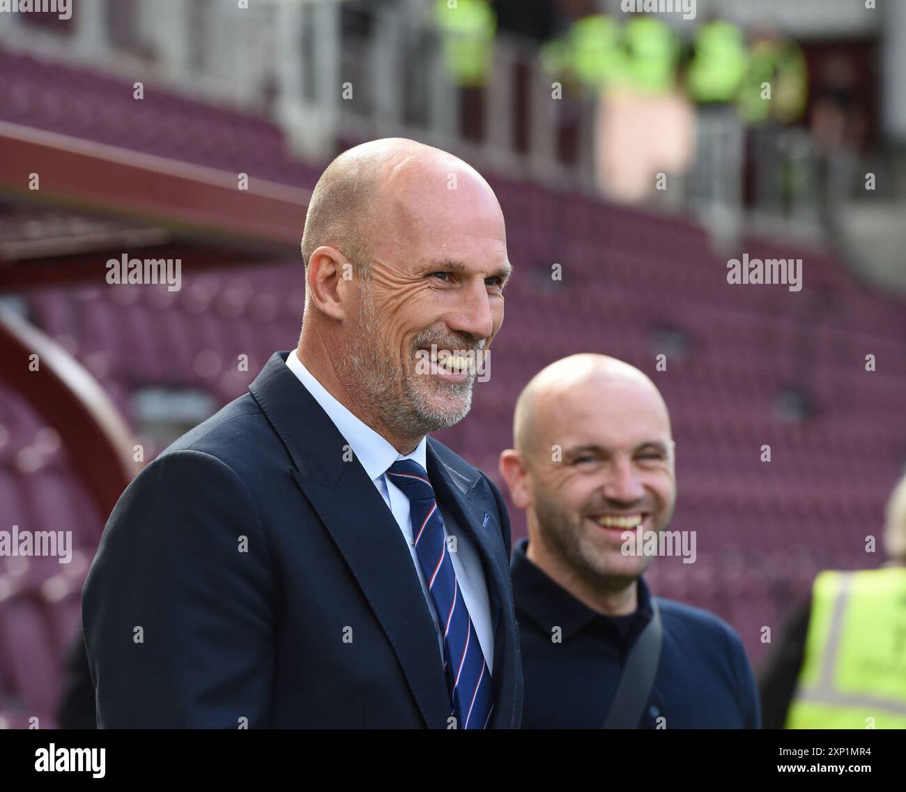 Tynecastle Park. Edinburgh.Scotland.UK.3rd Aug 24 William Hill Scottish Premiership Match Hearts vs Rangers.“ Rangers-Manager Philippe Clement teilt einen Witz mit dem Fernsehexperten James McFadden . Quelle: eric mccowat/Alamy Live News Stockfoto