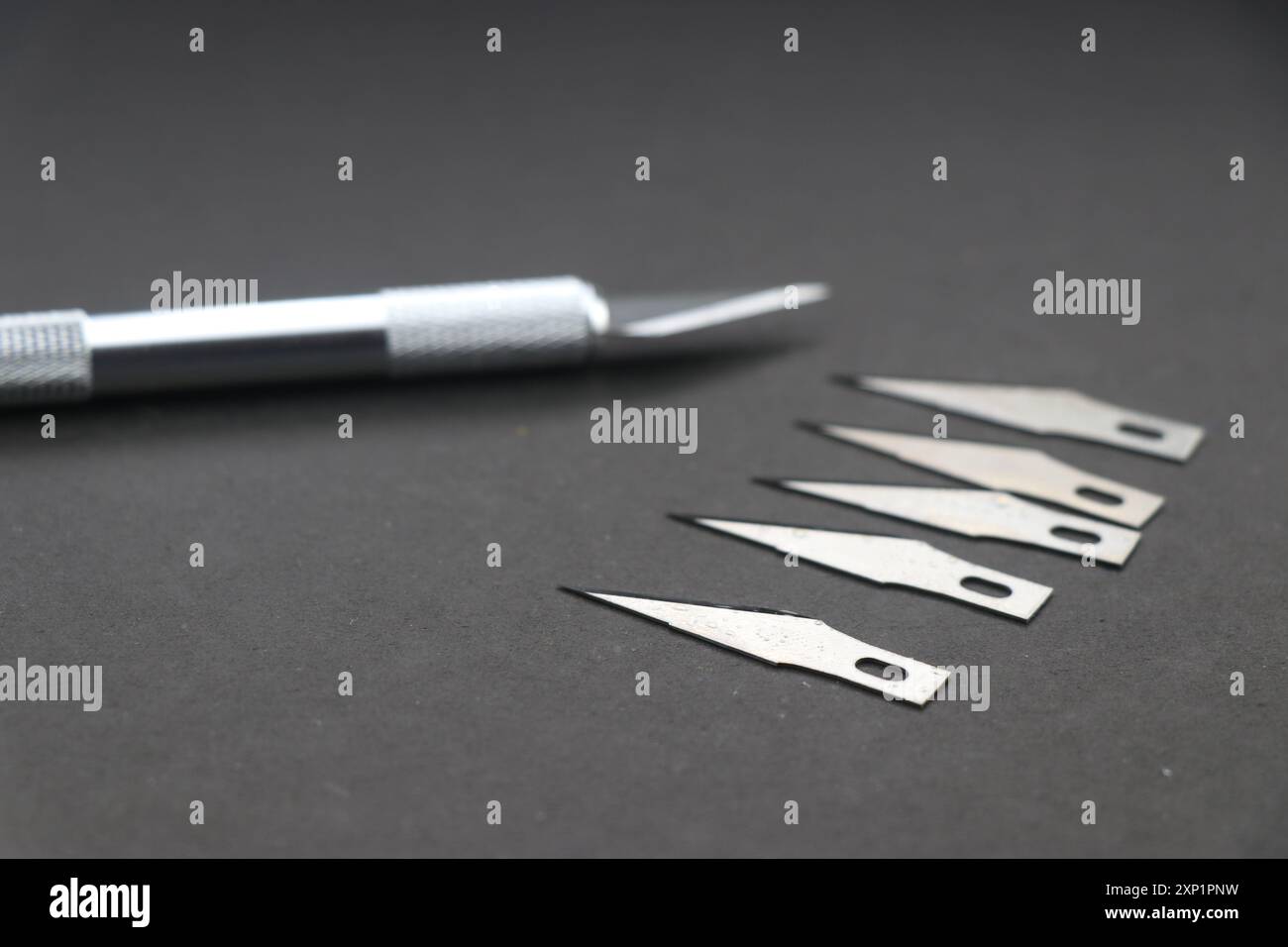 Hobbymesser, auch Bastelmesser genannt, mit Ersatzklingen auf schwarzem Hintergrund Stockfoto