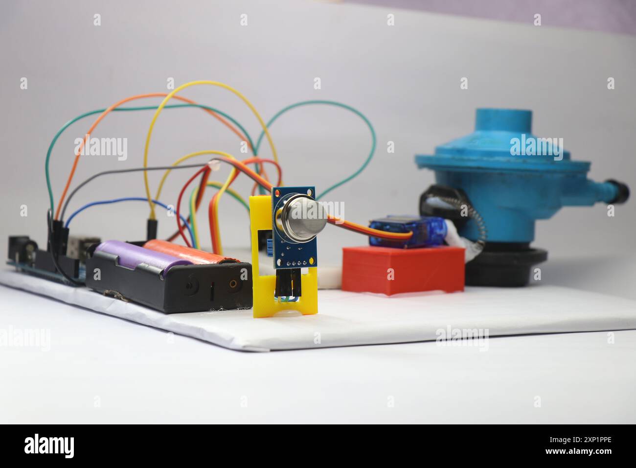 Elektronische Bauteile eines automatischen Gassensorerkennungssystems mit automatischer Gasabschaltung. Programmierbares elektronisches Projekt Stockfoto