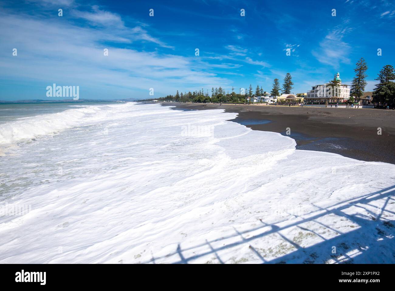 Der Titanomagnetit- oder vulkanische Sandstrand von Napier auf der Nordinsel Neuseelands ist hoch in Eisen und verursacht die berühmten schwarzen Strände Stockfoto
