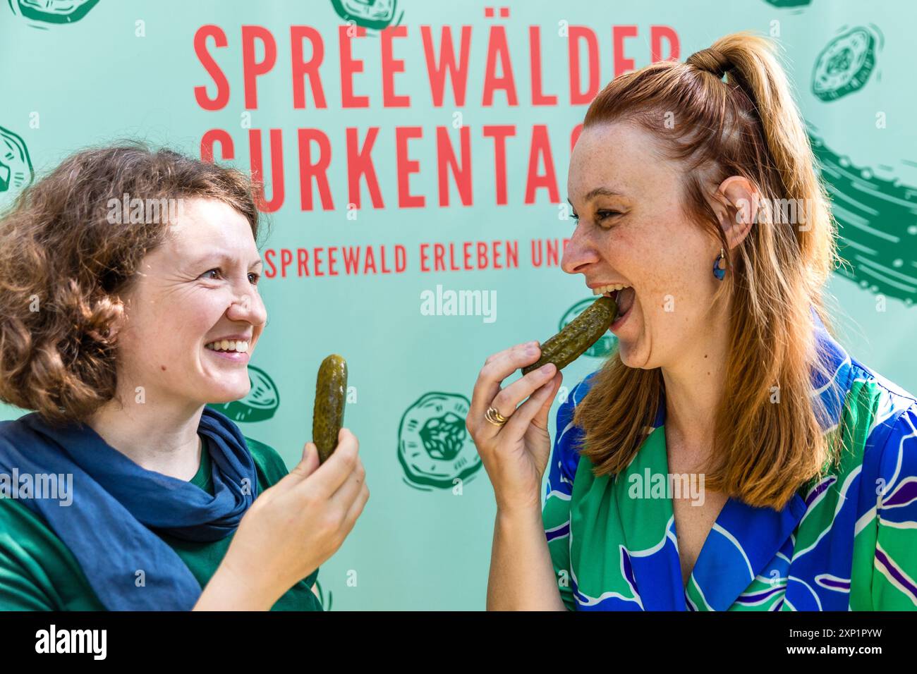 3. August 2024, Brandenburg, Golßen: Katina Schröder (l) vom Spreewald Verein und Katja Schade, Gastgeber des Gherkin Day, genießen Sie eine Verkostung von Gurken. Produzenten aus Brandenburg, die meisten aus dem Spreewald, verkaufen regionale Produkte beim Gherkin Day, der sich selbst als „Festival des regionalen Geschmacks“ bezeichnet. Foto: Frank Hammerschmidt/dpa Stockfoto