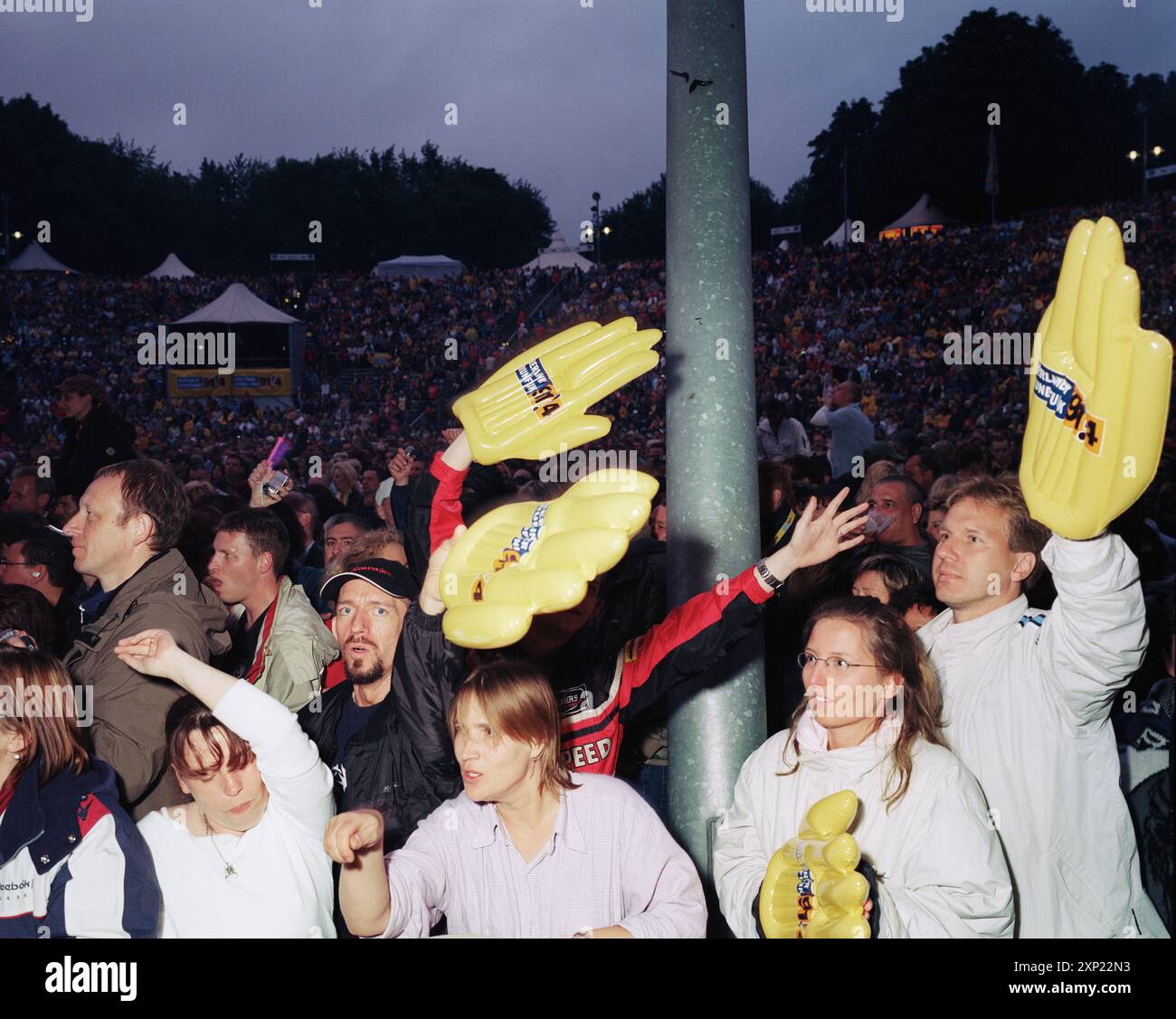 Ein begeistertes Publikum bei einem Status Quo Konzert in Berlin, Kindl-Bühne Wuhlheide, Juni 2006, Deutschland, genießt die Live-Performance und winkelt Schaumhände. Stockfoto