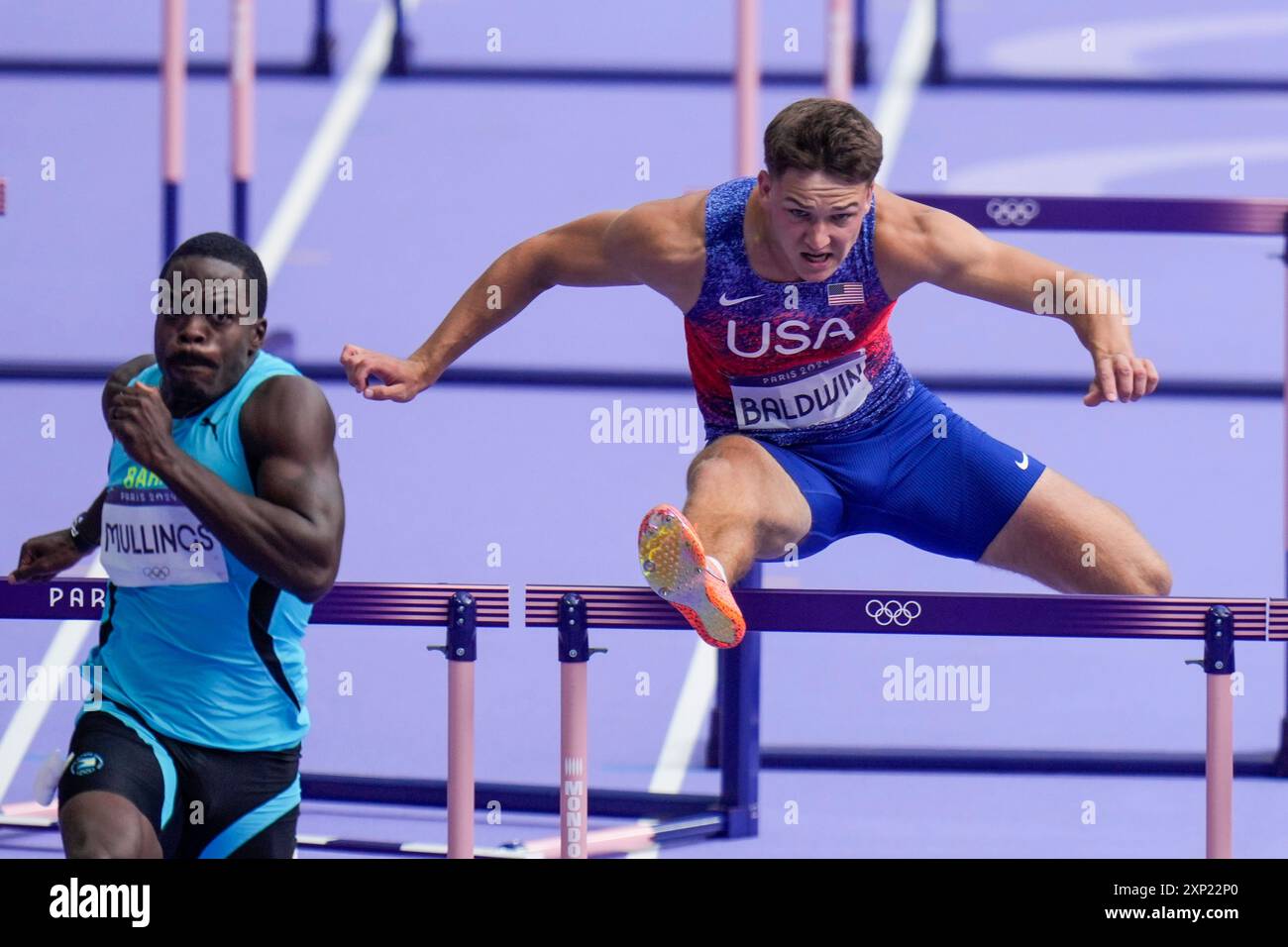 Heath Baldwin, rechts vom Team USA, tritt an den 110-Meter-Hürden der Männer während der Olympischen Sommerspiele 2024 in Paris, Frankreich, am Samstag, den 3. August 2024, im Stade de France an. Foto: Paul Hanna/UPI. Stockfoto