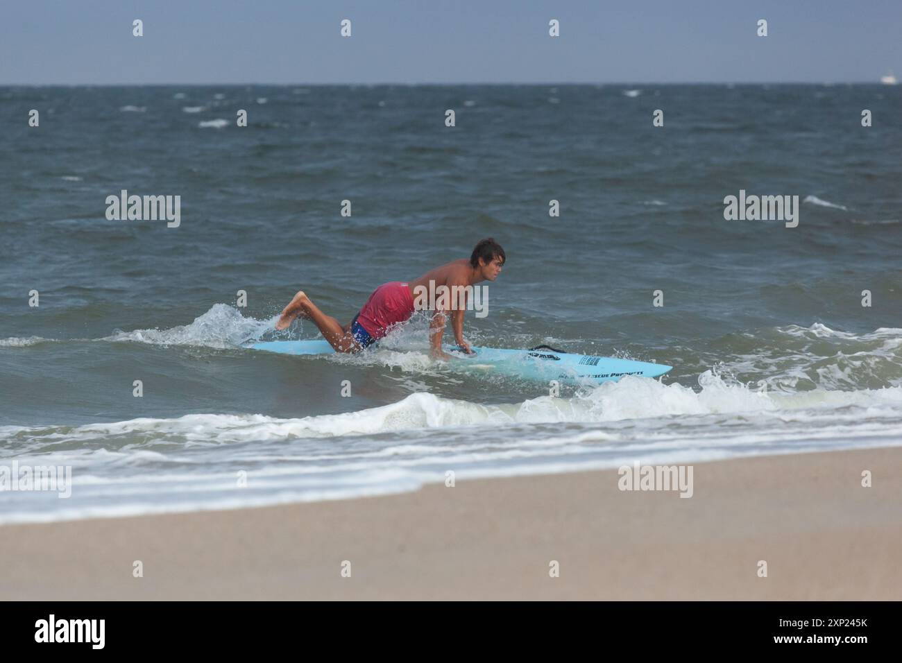 Sea Bright, New Jersey - 3. August 2017: Rettungsschwimmer von Sea Bright und den umliegenden Strandclubs treffen sich, um an einem Rettungsschwimmer-Wettbewerb teilzunehmen Stockfoto