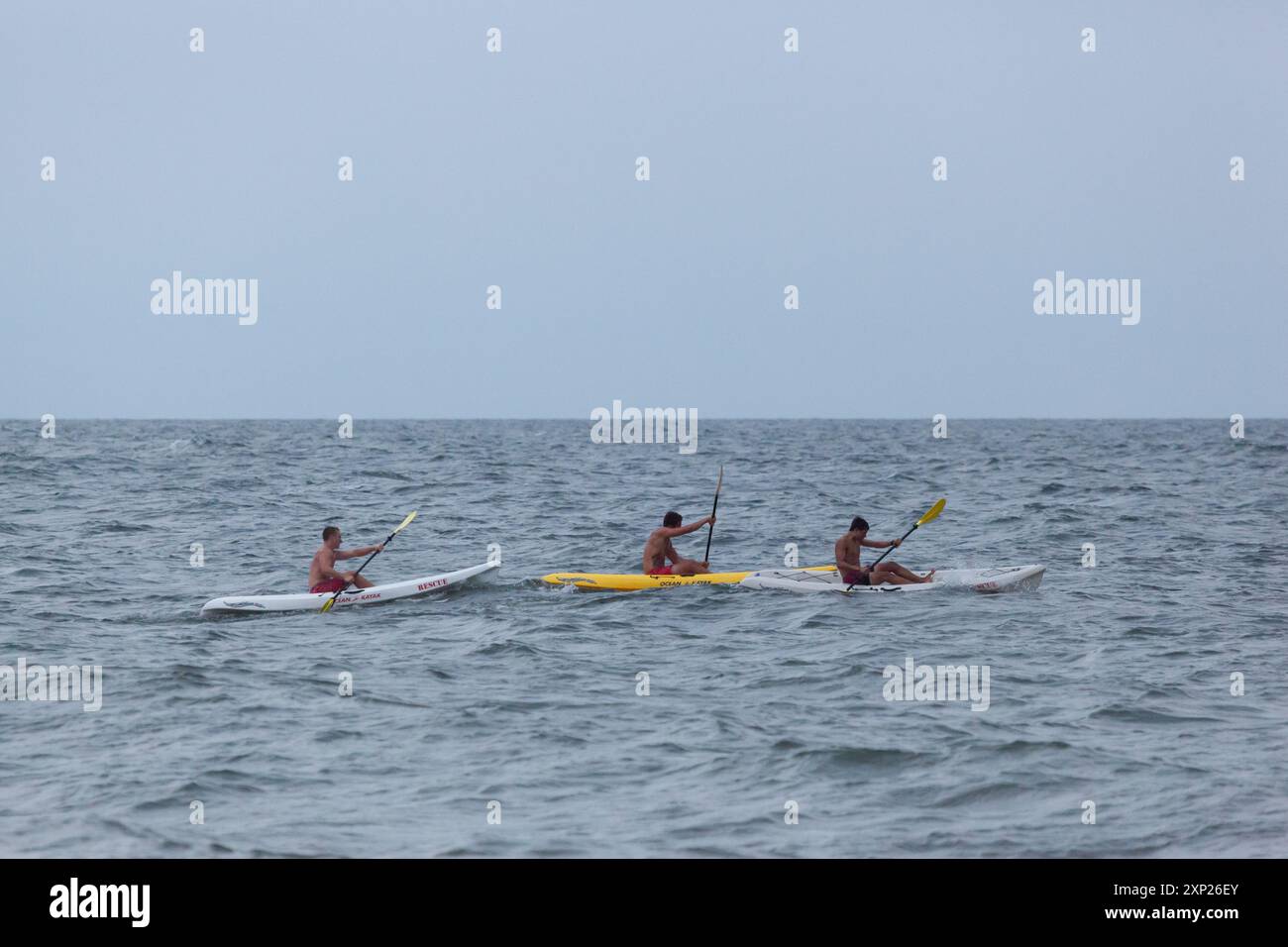 Sea Bright, New Jersey - 3. August 2017: Rettungsschwimmer von Sea Bright und den umliegenden Strandclubs treffen sich, um an einem Rettungsschwimmer-Wettbewerb teilzunehmen Stockfoto