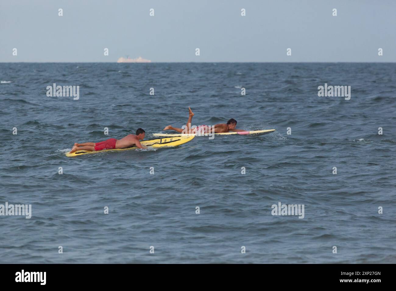 Sea Bright, New Jersey - 3. August 2017: Rettungsschwimmer von Sea Bright und den umliegenden Strandclubs treffen sich, um an einem Rettungsschwimmer-Wettbewerb teilzunehmen Stockfoto