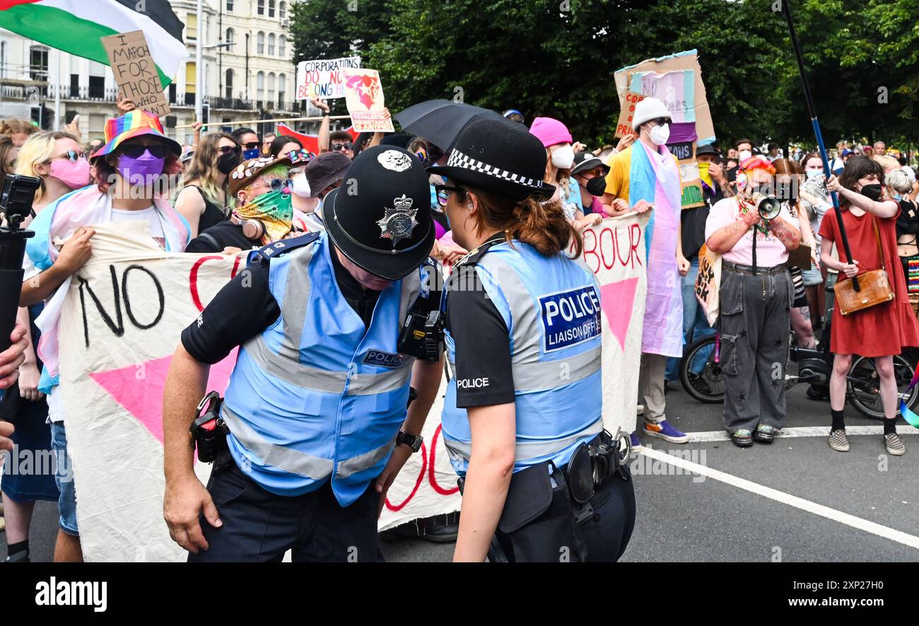 Brighton UK 3. August 2024 - Polizei bei einem Protest pro Palästina umgibt und stoppt den Coca Cola Bus, der an der Brighton & Hove Pride Parade teilnimmt . Die Parade musste umgelenkt werden, wobei der Coca-Cola-Bus zurückblieb. Tausende werden voraussichtlich an der größten Pride-Veranstaltung Großbritanniens teilnehmen, die dieses Jahr unter dem Motto JOY C Celebrating Life , Spirit and Resilience : Credit Simon Dack / Alamy Live News steht Stockfoto