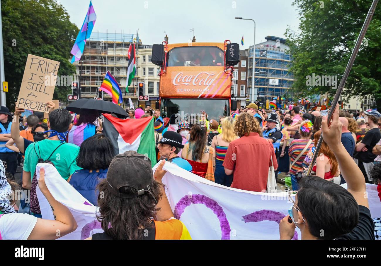 Brighton UK 3. August 2024 - Ein Protest pro Palästina umgibt und stoppt den Coca Cola-Bus, der an der Brighton & Hove Pride Parade teilnimmt. Die Parade musste umgelenkt werden, wobei der Coca-Cola-Bus zurückblieb. Tausende werden voraussichtlich an der größten Pride-Veranstaltung Großbritanniens teilnehmen, die dieses Jahr unter dem Motto JOY C Celebrating Life , Spirit and Resilience : Credit Simon Dack / Alamy Live News steht Stockfoto