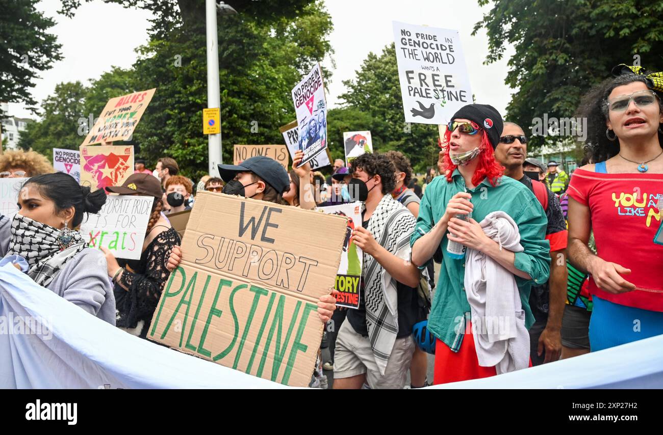 Brighton UK 3. August 2024 - Ein Protest pro Palästina umgibt und stoppt den Coca Cola-Bus, der an der Brighton & Hove Pride Parade teilnimmt. Die Parade musste umgelenkt werden, wobei der Coca-Cola-Bus zurückblieb. Tausende werden voraussichtlich an der größten Pride-Veranstaltung Großbritanniens teilnehmen, die dieses Jahr unter dem Motto JOY C Celebrating Life , Spirit and Resilience : Credit Simon Dack / Alamy Live News steht Stockfoto