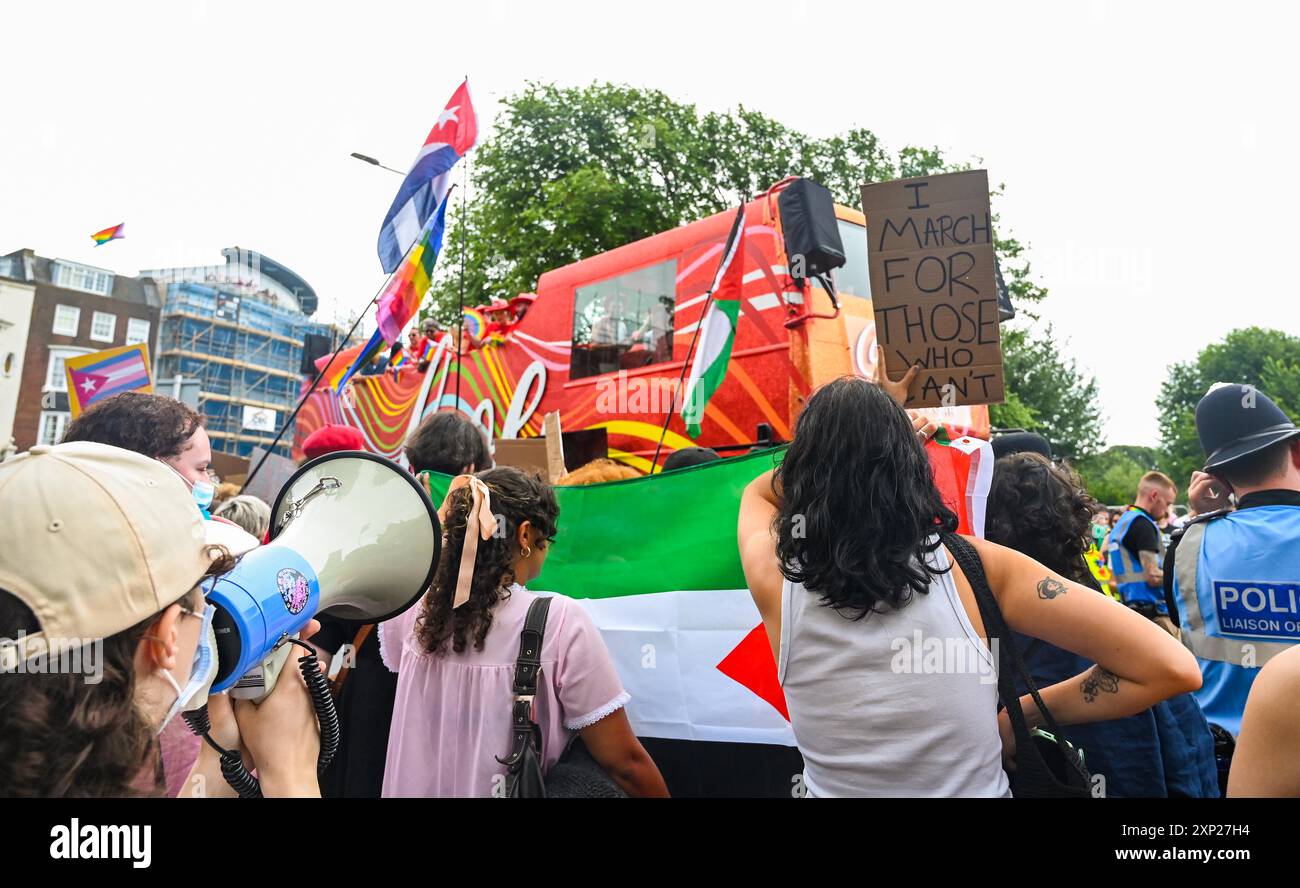 Brighton UK 3. August 2024 - Ein Protest pro Palästina umgibt und stoppt den Coca Cola-Bus, der an der Brighton & Hove Pride Parade teilnimmt. Die Parade musste umgelenkt werden, wobei der Coca-Cola-Bus zurückblieb. Tausende werden voraussichtlich an der größten Pride-Veranstaltung Großbritanniens teilnehmen, die dieses Jahr unter dem Motto JOY C Celebrating Life , Spirit and Resilience : Credit Simon Dack / Alamy Live News steht Stockfoto