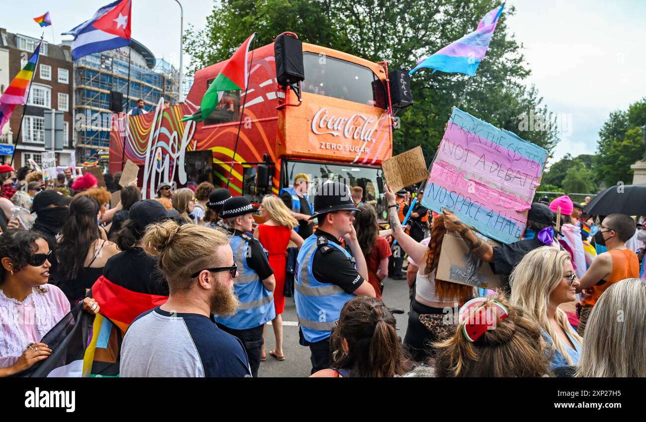 Brighton UK 3. August 2024 - Ein Protest pro Palästina umgibt und stoppt den Coca Cola-Bus, der an der Brighton & Hove Pride Parade teilnimmt. Die Parade musste umgelenkt werden, wobei der Coca-Cola-Bus zurückblieb. Tausende werden voraussichtlich an der größten Pride-Veranstaltung Großbritanniens teilnehmen, die dieses Jahr unter dem Motto JOY C Celebrating Life , Spirit and Resilience : Credit Simon Dack / Alamy Live News steht Stockfoto