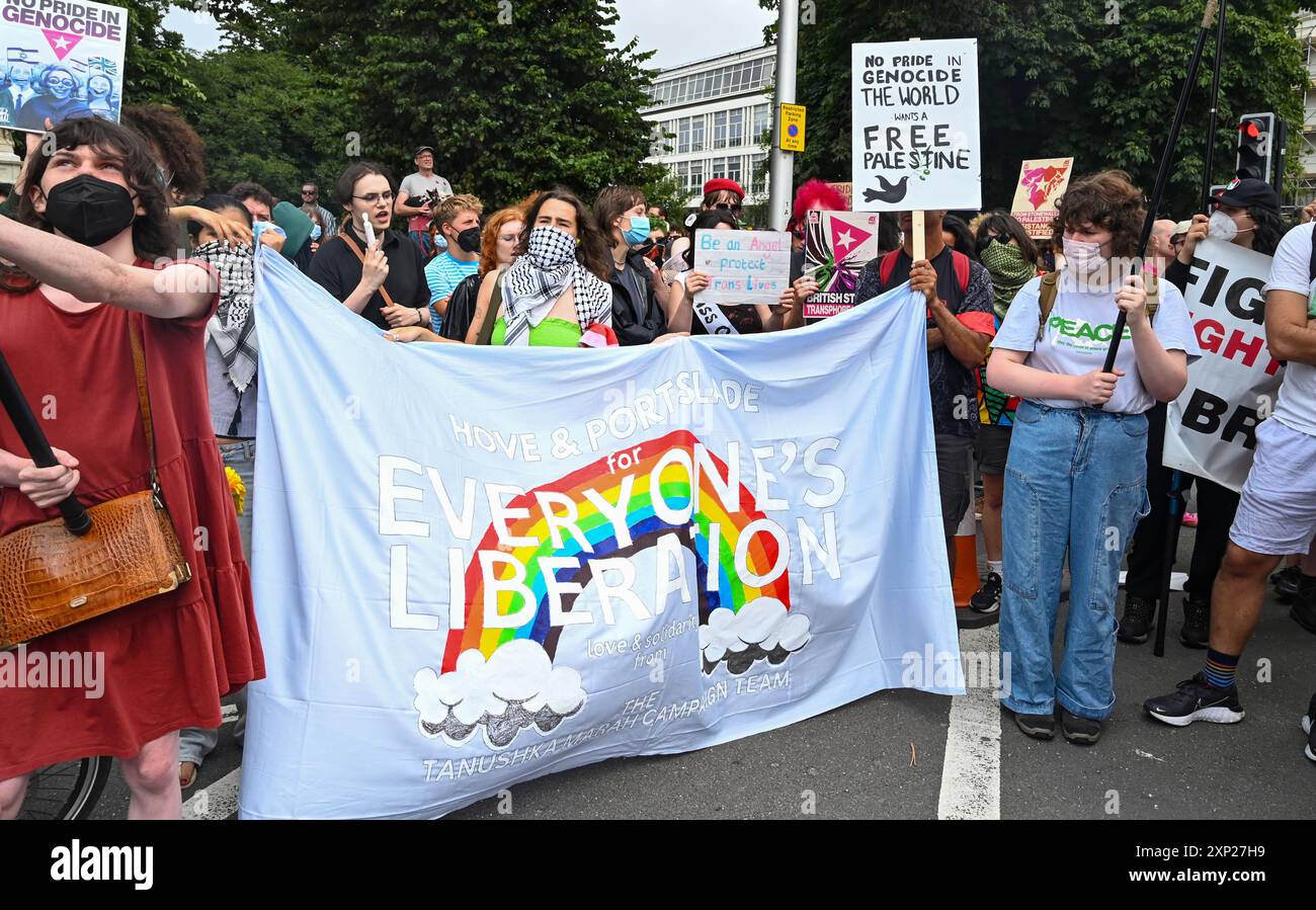 Brighton UK 3. August 2024 - Ein Protest pro Palästina umgibt und stoppt den Coca Cola-Bus, der an der Brighton & Hove Pride Parade teilnimmt. Die Parade musste umgelenkt werden, wobei der Coca-Cola-Bus zurückblieb. Tausende werden voraussichtlich an der größten Pride-Veranstaltung Großbritanniens teilnehmen, die dieses Jahr unter dem Motto JOY C Celebrating Life , Spirit and Resilience : Credit Simon Dack / Alamy Live News steht Stockfoto