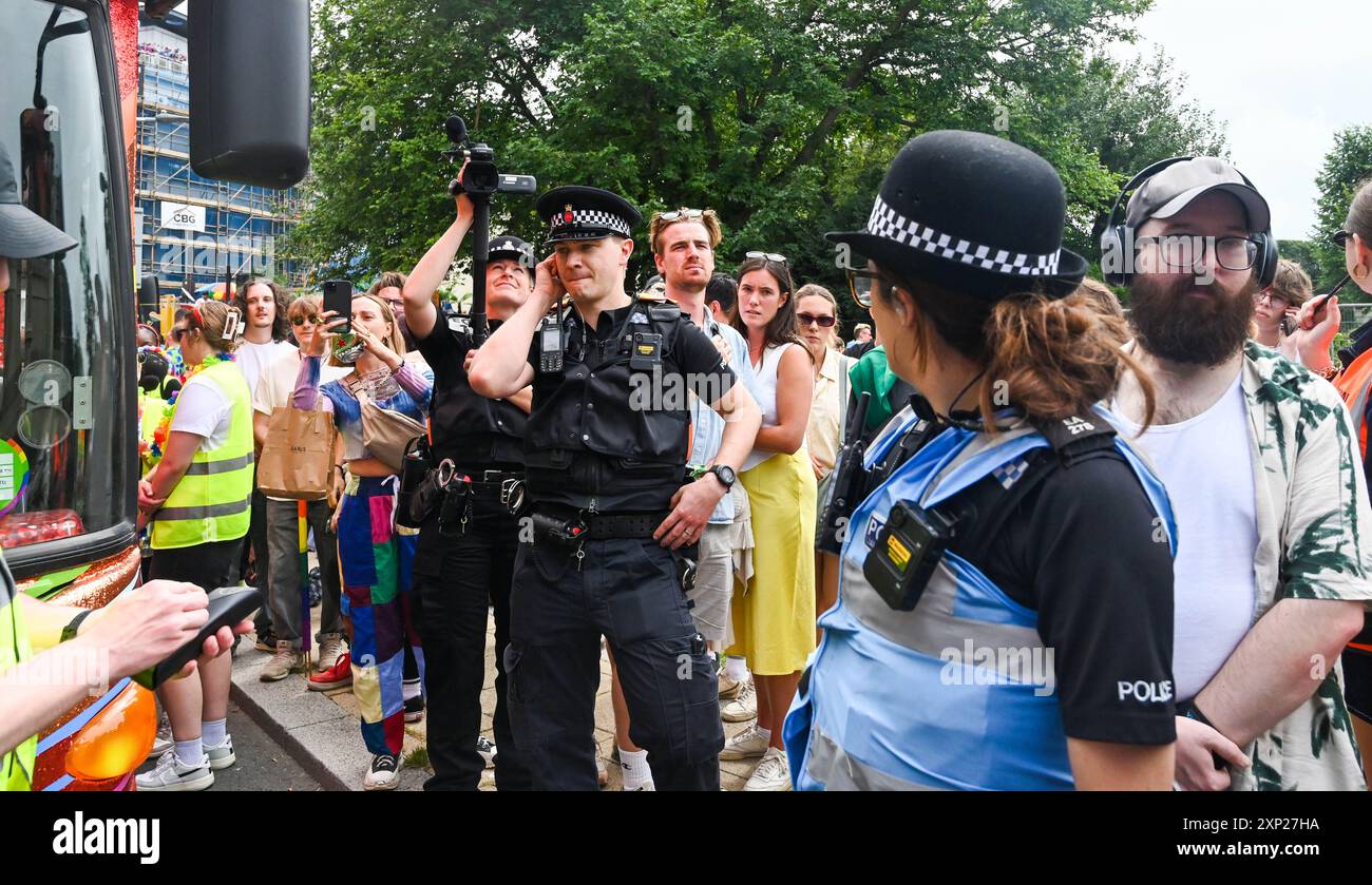Brighton UK 3. August 2024 - Polizei bei einem Protest pro Palästina umgibt und stoppt den Coca Cola Bus, der an der Brighton & Hove Pride Parade teilnimmt . Die Parade musste umgelenkt werden, wobei der Coca-Cola-Bus zurückblieb. Tausende werden voraussichtlich an der größten Pride-Veranstaltung Großbritanniens teilnehmen, die dieses Jahr unter dem Motto JOY C Celebrating Life , Spirit and Resilience : Credit Simon Dack / Alamy Live News steht Stockfoto