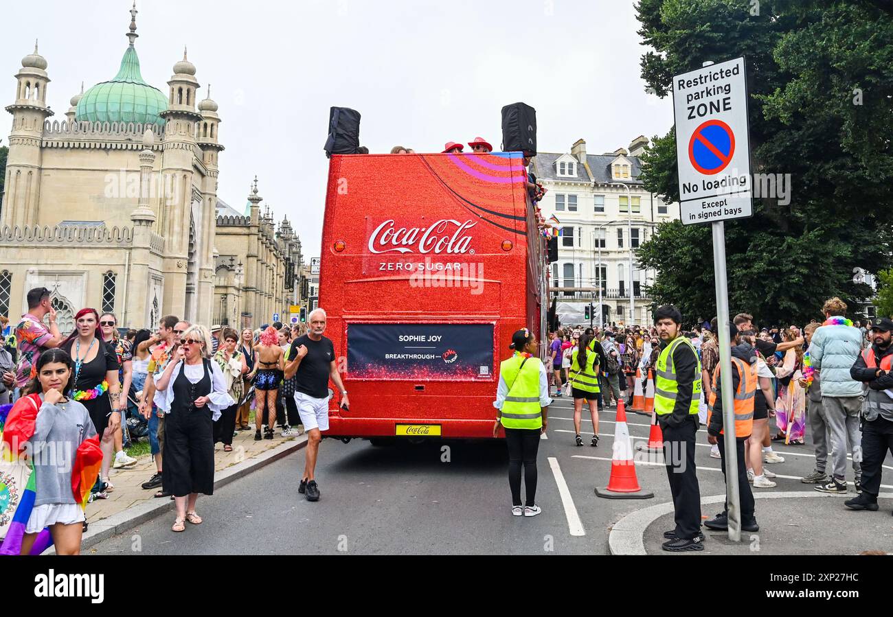 Brighton UK 3. August 2024 - Ein Protest pro Palästina umgibt und stoppt den Coca Cola-Bus, der an der Brighton & Hove Pride Parade teilnimmt. Die Parade musste umgelenkt werden, wobei der Coca-Cola-Bus zurückblieb. Tausende werden voraussichtlich an der größten Pride-Veranstaltung Großbritanniens teilnehmen, die dieses Jahr das Thema FREUDE – das Leben, Geist und Widerstandsfähigkeit feiern : Credit Simon Dack / Alamy Live News Stockfoto
