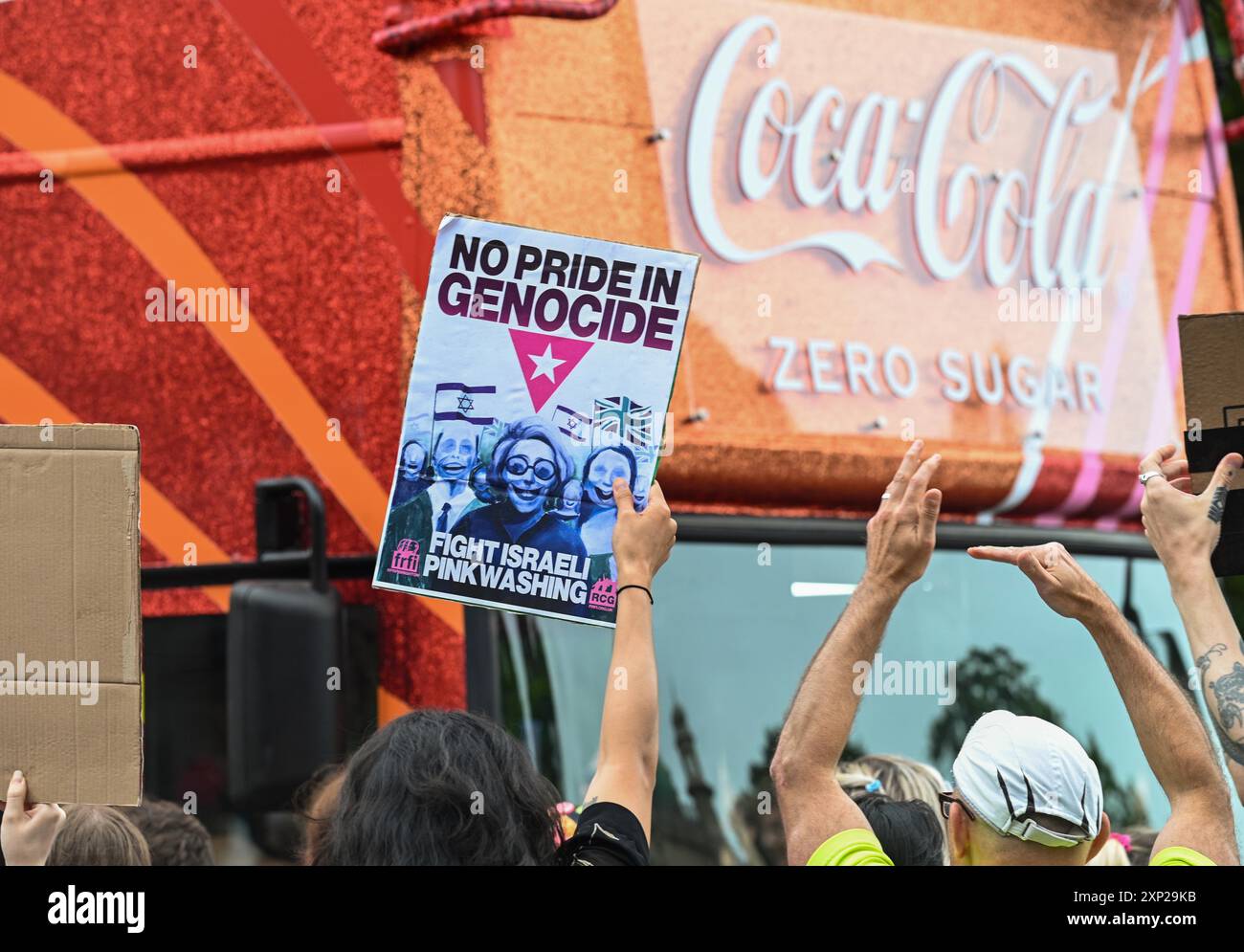 Brighton UK 3. August 2024 - Ein Protest pro Palästina umgibt und stoppt den Coca Cola-Bus, der an der Brighton & Hove Pride Parade teilnimmt. Die Parade musste umgelenkt werden, wobei der Coca-Cola-Bus zurückblieb. Tausende werden voraussichtlich an der größten Pride-Veranstaltung Großbritanniens teilnehmen, die dieses Jahr unter dem Motto JOY C Celebrating Life , Spirit and Resilience : Credit Simon Dack / Alamy Live News steht Stockfoto
