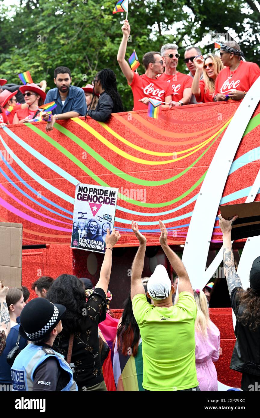 Brighton UK 3. August 2024 - Ein Protest pro Palästina umgibt und stoppt den Coca Cola-Bus, der an der Brighton & Hove Pride Parade teilnimmt. Die Parade musste umgelenkt werden, wobei der Coca-Cola-Bus zurückblieb. Tausende werden voraussichtlich an der größten Pride-Veranstaltung Großbritanniens teilnehmen, die dieses Jahr unter dem Motto JOY C Celebrating Life , Spirit and Resilience : Credit Simon Dack / Alamy Live News steht Stockfoto