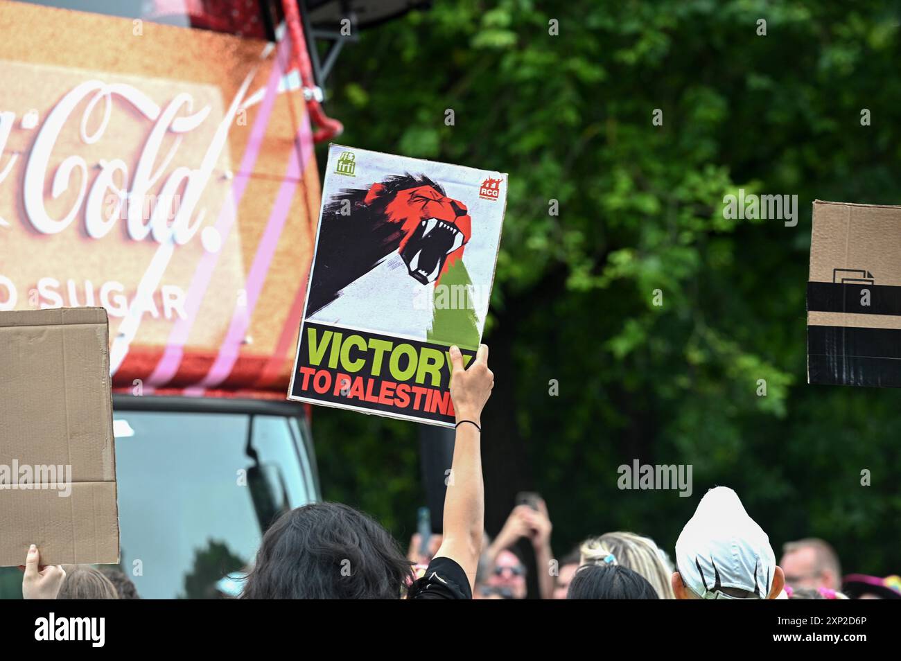 Brighton UK 3. August 2024 - Ein Protest pro Palästina umgibt und stoppt den Coca Cola-Bus, der an der Brighton & Hove Pride Parade teilnimmt. Die Parade musste umgelenkt werden, wobei der Coca-Cola-Bus zurückblieb. Tausende werden voraussichtlich an der größten Pride-Veranstaltung Großbritanniens teilnehmen, die dieses Jahr unter dem Motto JOY C Celebrating Life , Spirit and Resilience : Credit Simon Dack / Alamy Live News steht Stockfoto