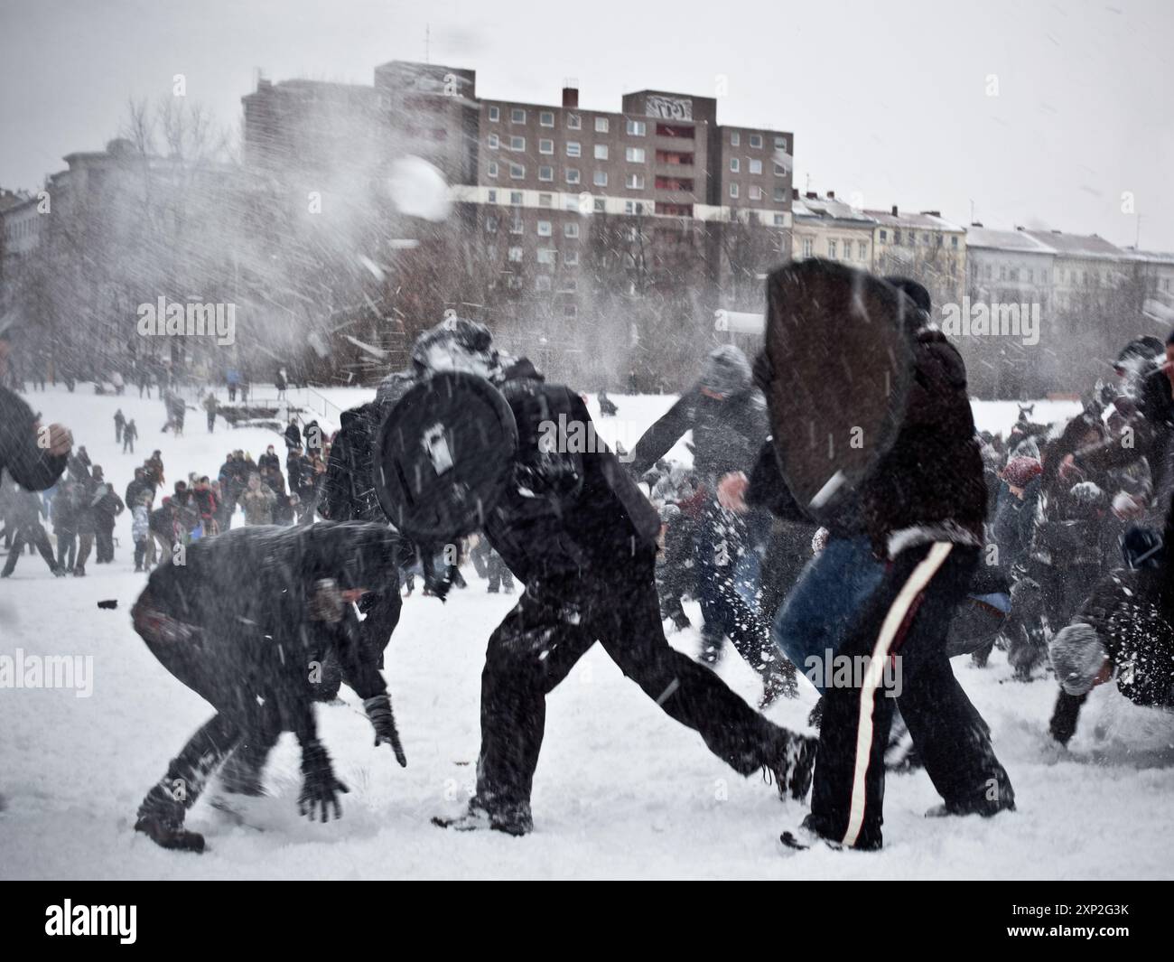 Eine Gruppe von Menschen, die im Januar 2010 im Görlitzer Park, Kreuzberg, Berlin, einen Schneeballkampf verübten. Urbane Winteraktivitäten mit Schnee, Spaß und Spannung. Stockfoto
