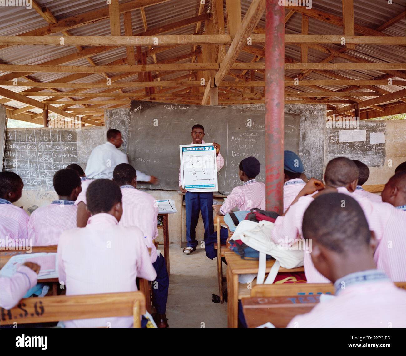Schüler in einem Klassenzimmer an der Tomia Community Secondary School in Alagbado, Lagos, Nigeria, nahmen 2009 an einem Unterricht mit einem Lehrer Teil Stockfoto