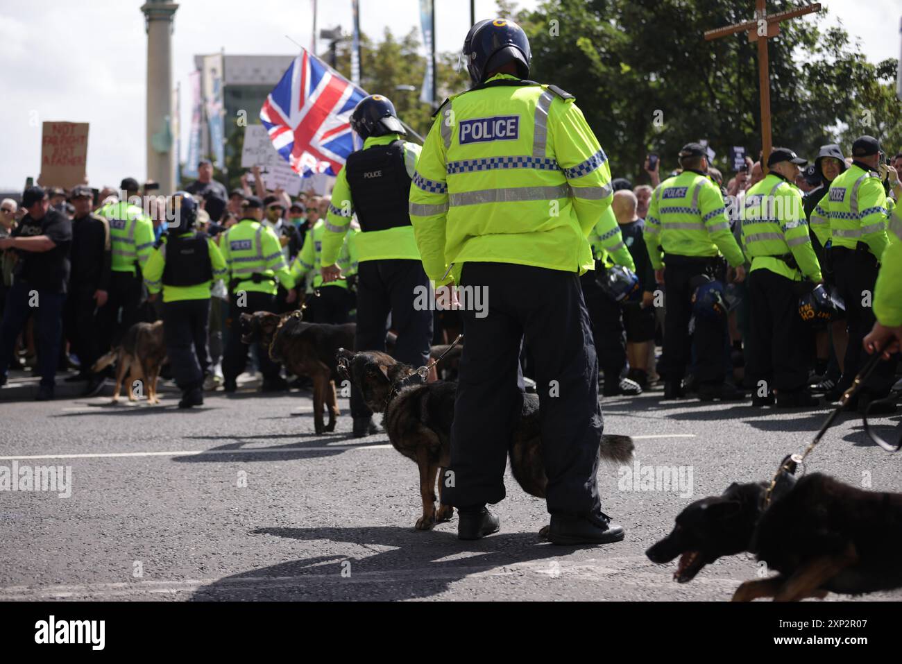 Starke Polizeipräsenz bei Protest in Liverpool nach den Messerstechanschlägen am Montag in Southport, bei denen drei kleine Kinder getötet wurden. Bilddatum: Samstag, 3. August 2024. Stockfoto