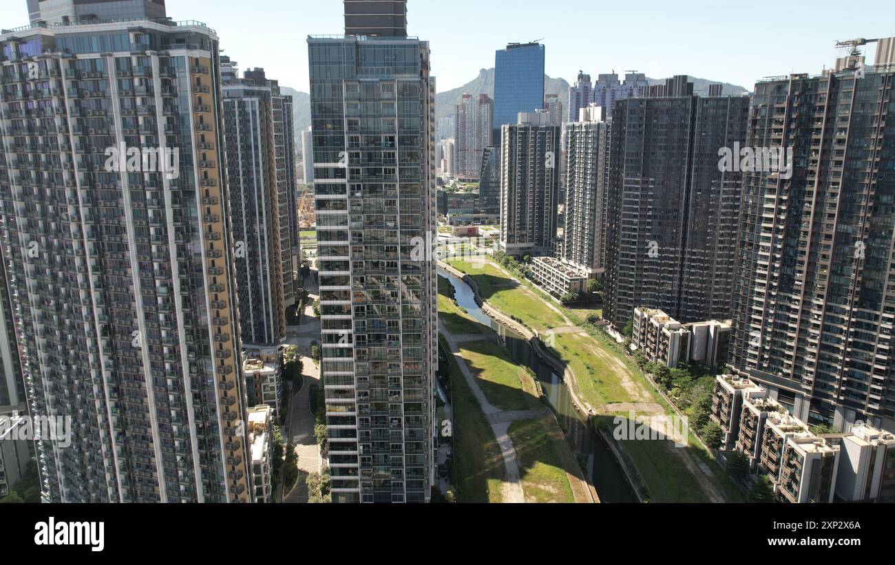 Die Landschaft mit dichten Wohnhäusern in Hongkong, neues Entwicklungsgebiet in Kai Tak. Stockfoto
