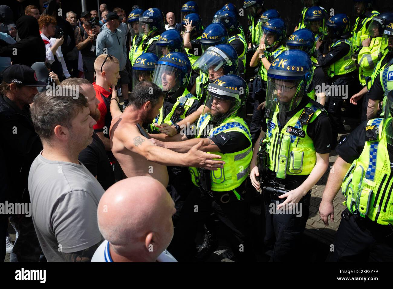 Manchester, Großbritannien. August 2024. Ein Anti-Immigrations-Unterstützer konfrontiert die Polizei, nachdem es in Piccadilly Gardens zu Schurken gekommen ist. Anfang dieser Woche brachen im ganzen Land Proteste und Unruhen aus, nachdem ein schrecklicher Messerangriff in Southport gesehen hatte, bei dem ein 17-jähriger Junge drei unschuldige kleine Kinder tötete. Fehlinformationen über den Angreifer verbreiteten sich in den sozialen Medien und berichteten, dass er ein Asylbewerber war, was sich später als falsch erwies. ÊAndy Barton/Alamy Live News Credit: Andy Barton/Alamy Live News Stockfoto