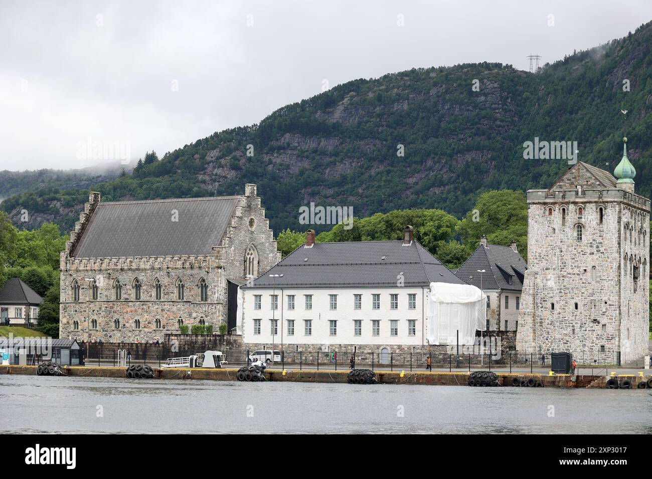 Blick auf die Hakone Hall und den Rosencrantz Turm in der norwegischen Stadt Bergen Stockfoto