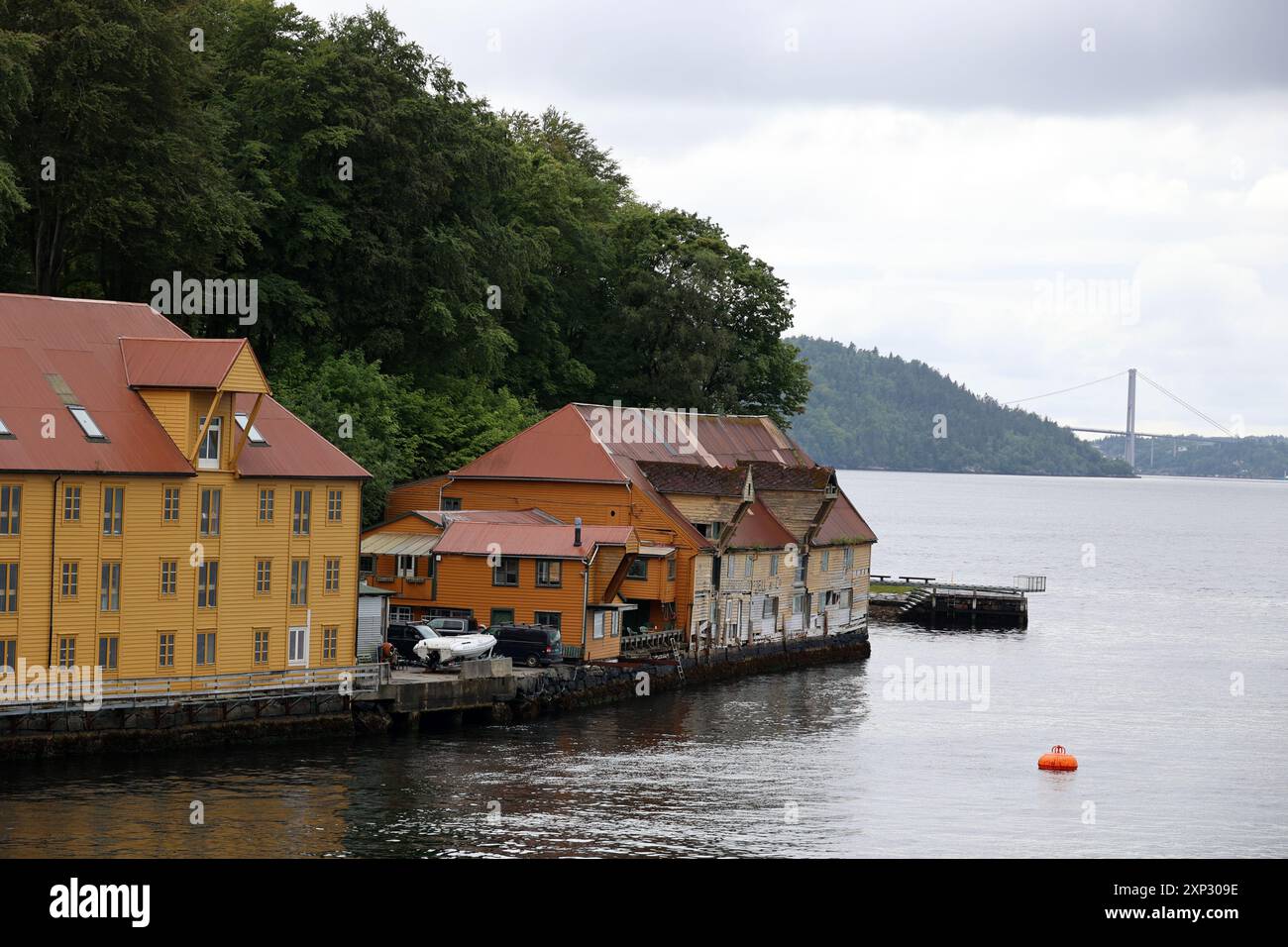 Blick auf das Gebäude im Hafen von Bergen in altem und neuem Zustand, Norwegen Stockfoto