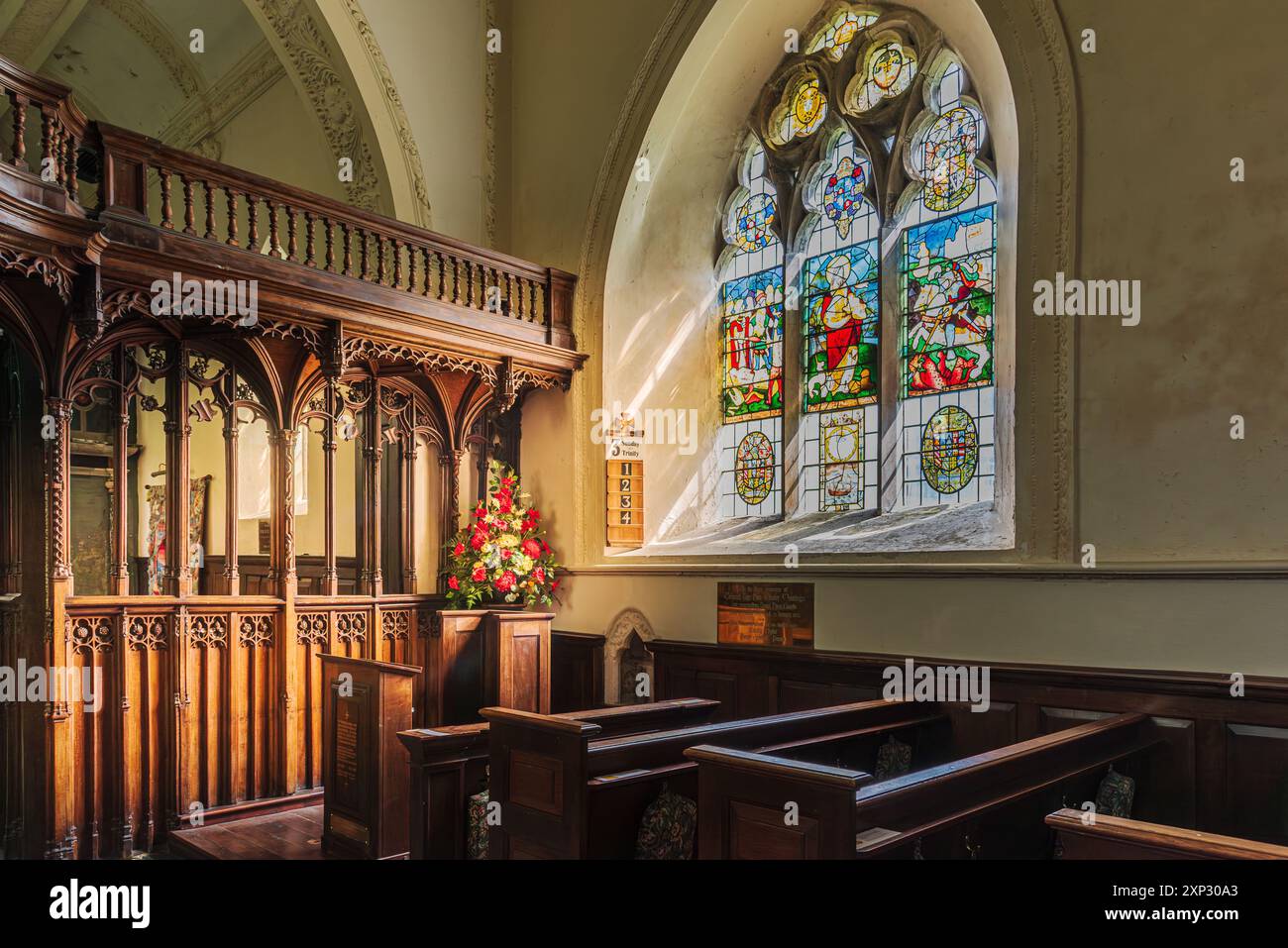 Südfenster im Kirchenschiff der St. Botolph's Kirche in Lullingstone Castle. Von Sir John Peche, das Martyrium von St. Erasmus, St. John the BaP Stockfoto